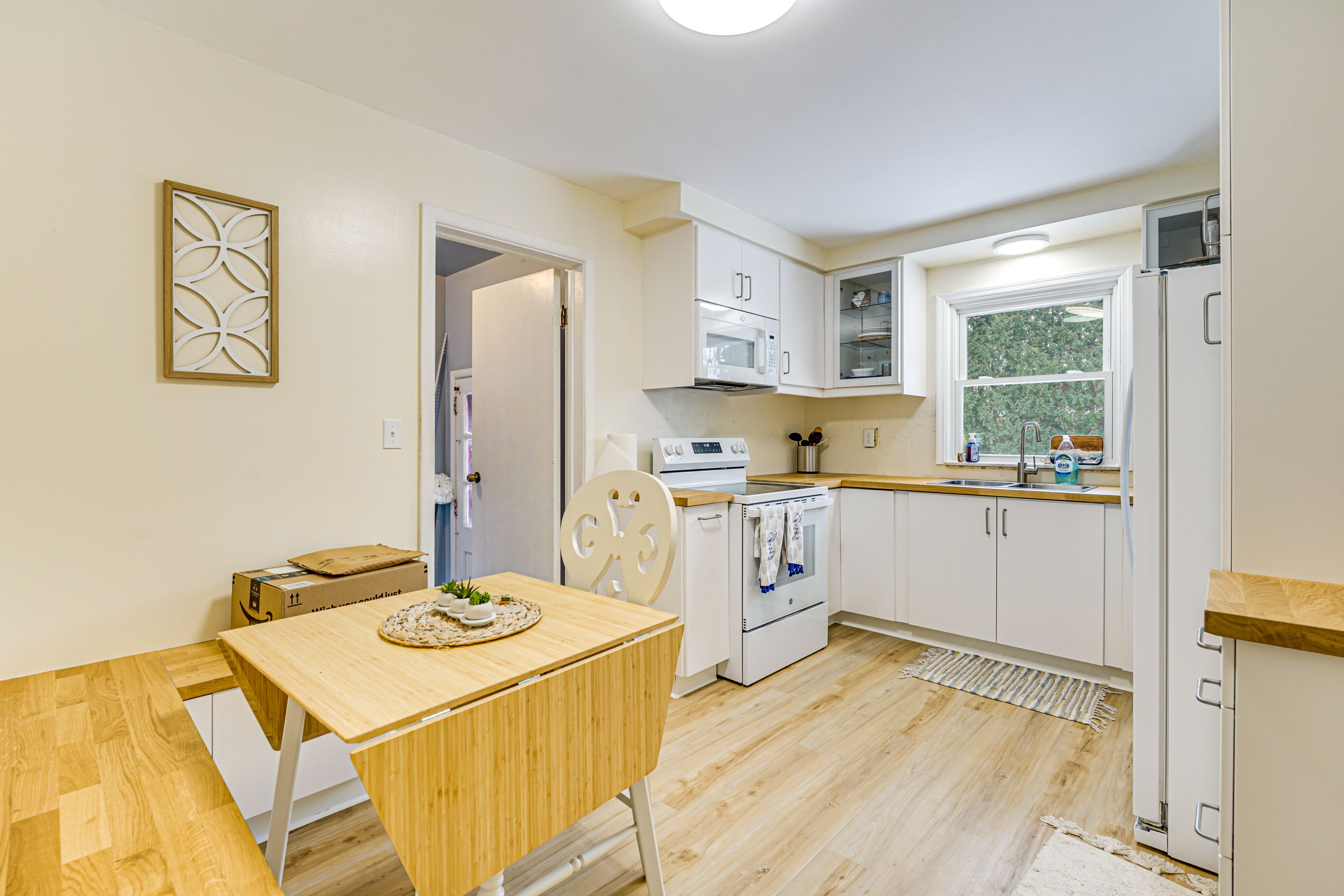 Kitchen | Workstation | Free WiFi