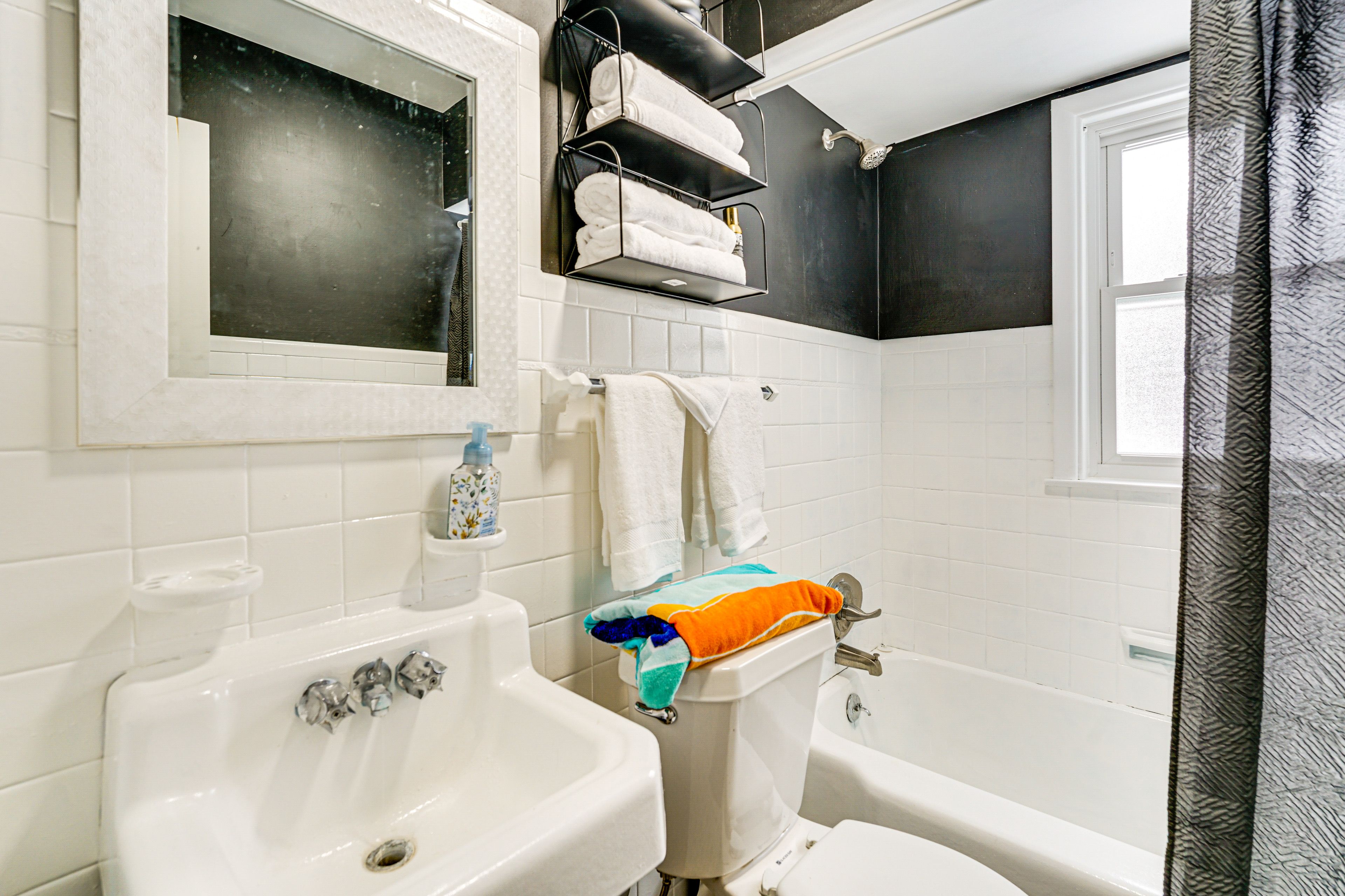 Full Bathroom | Towels Provided