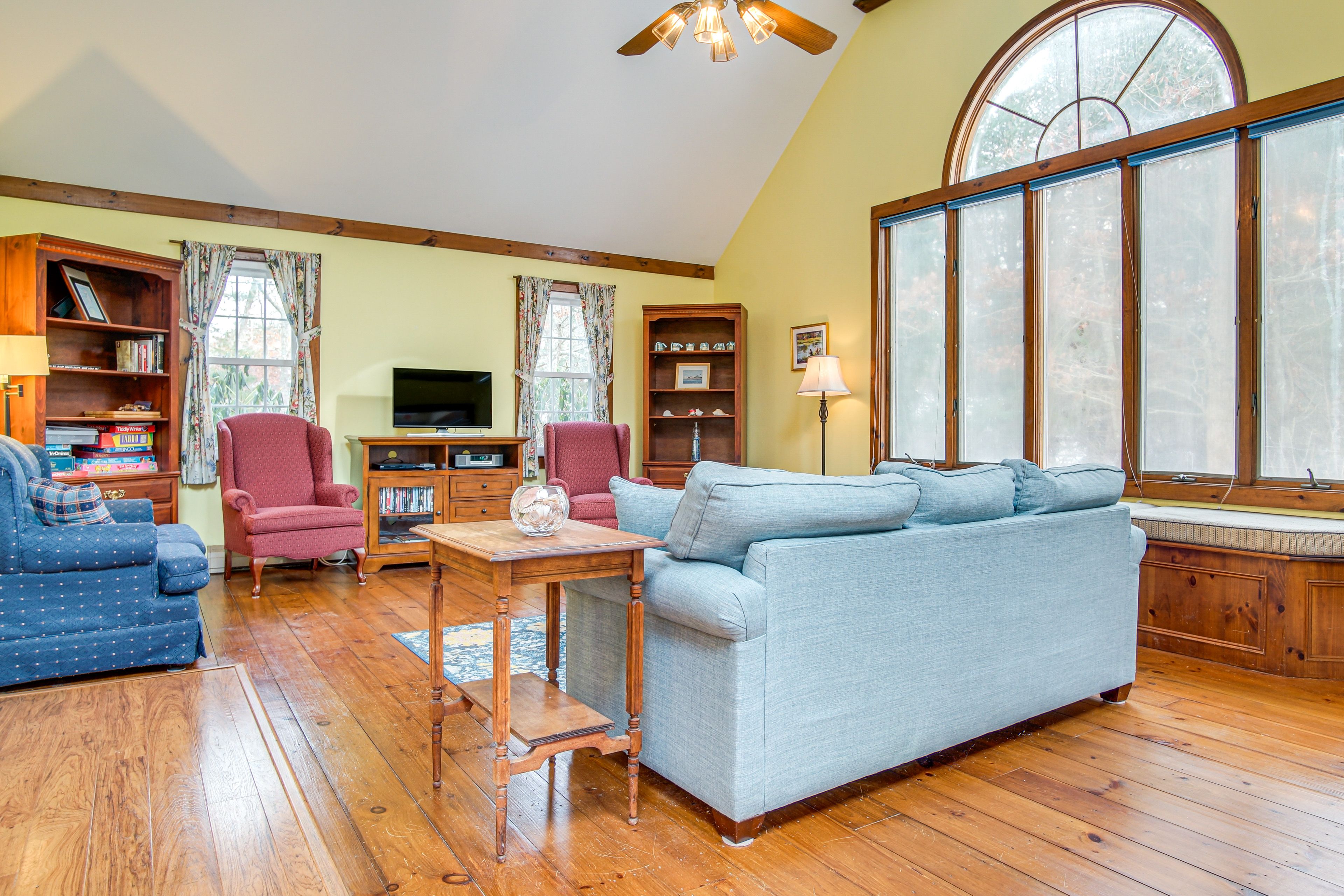 Living Room | 1st Floor | Smart TV
