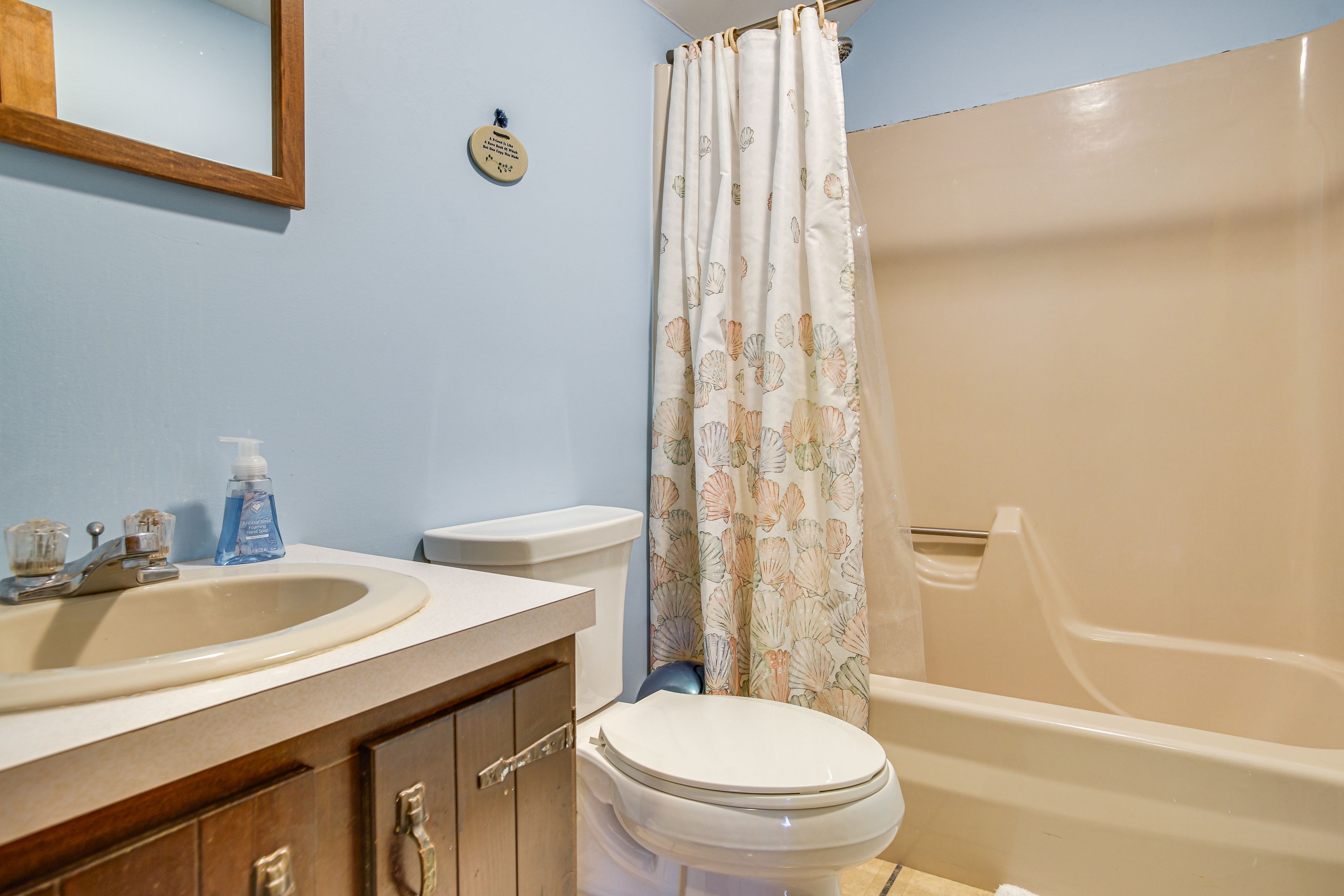 Full Bathroom | 2nd Floor | Complimentary Toiletries