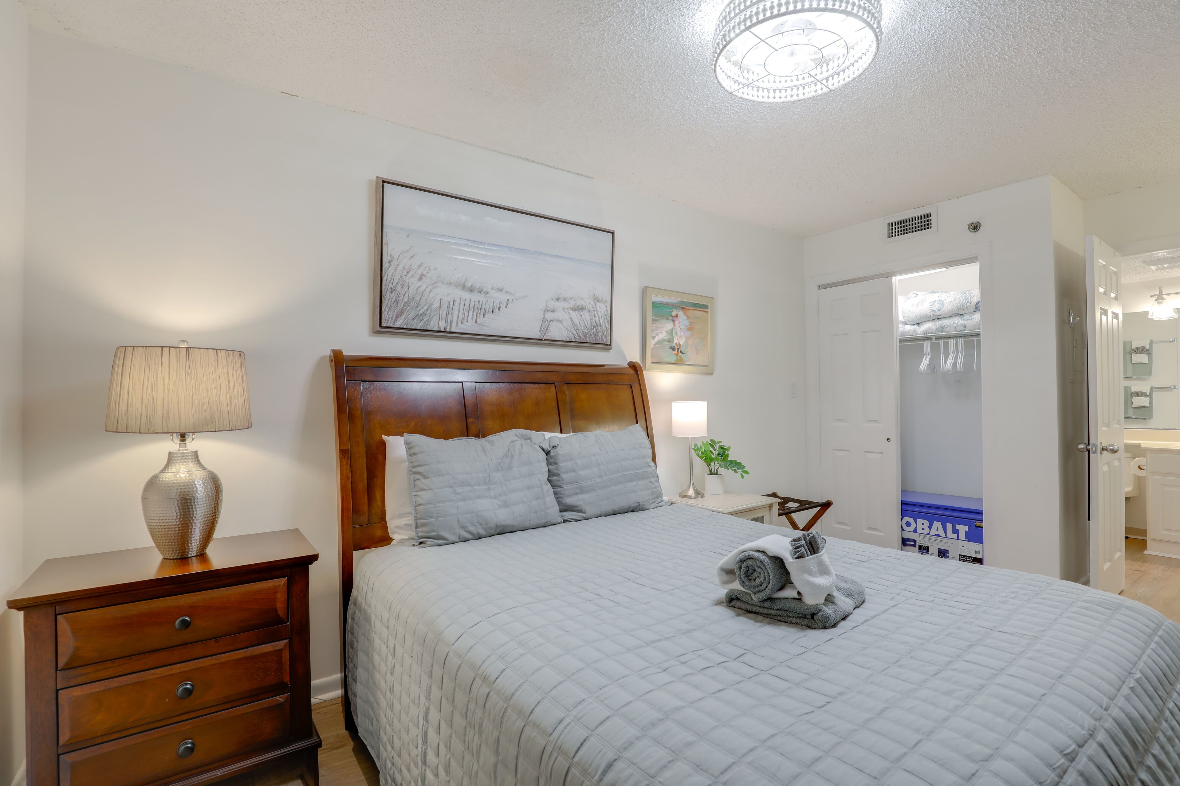 Bedroom | Queen Bed