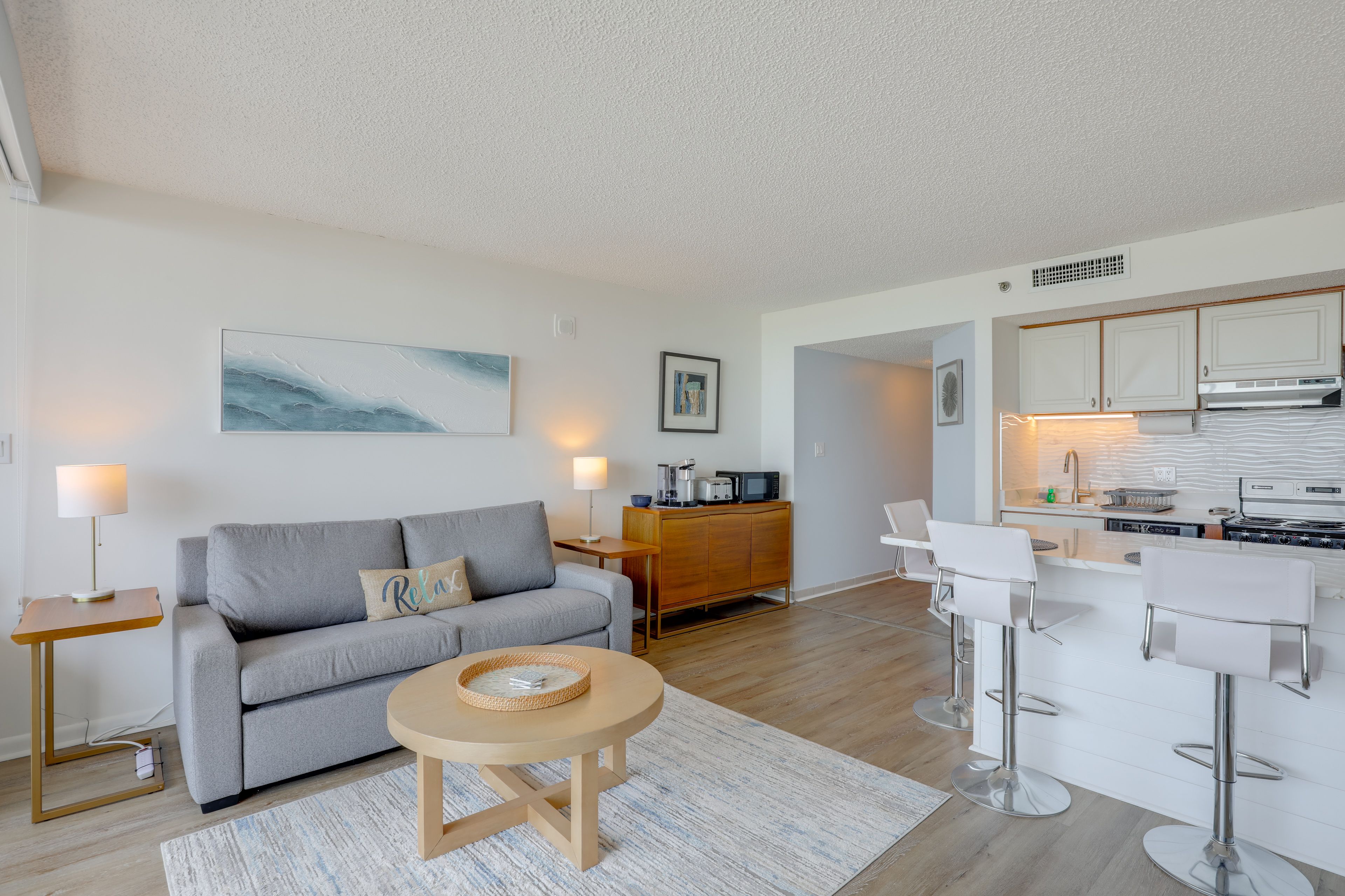 Living Room | Free WiFi | Smart TV | Central A/C | Queen Sleeper Sofa