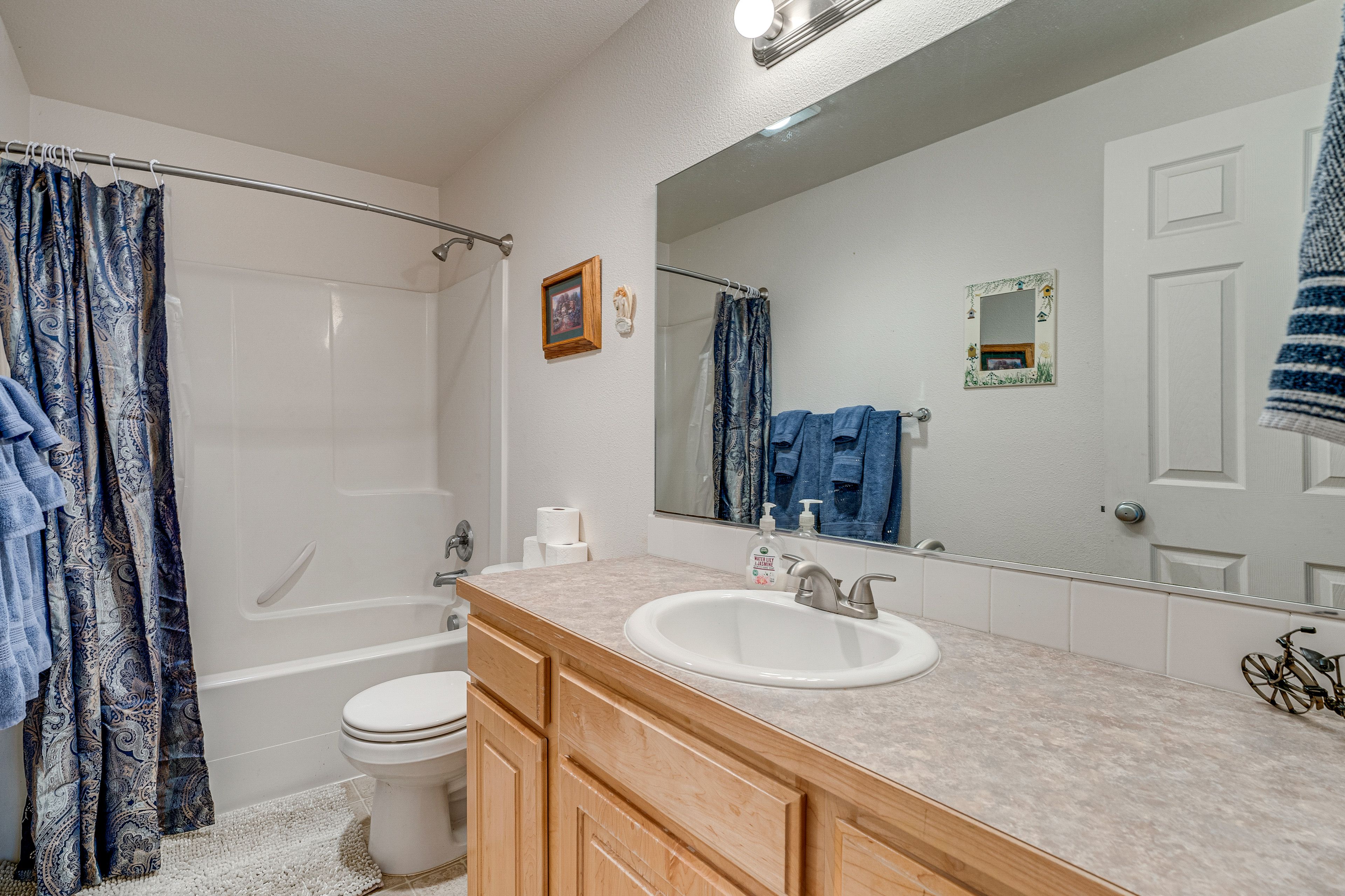Full Bathroom | 2nd Floor