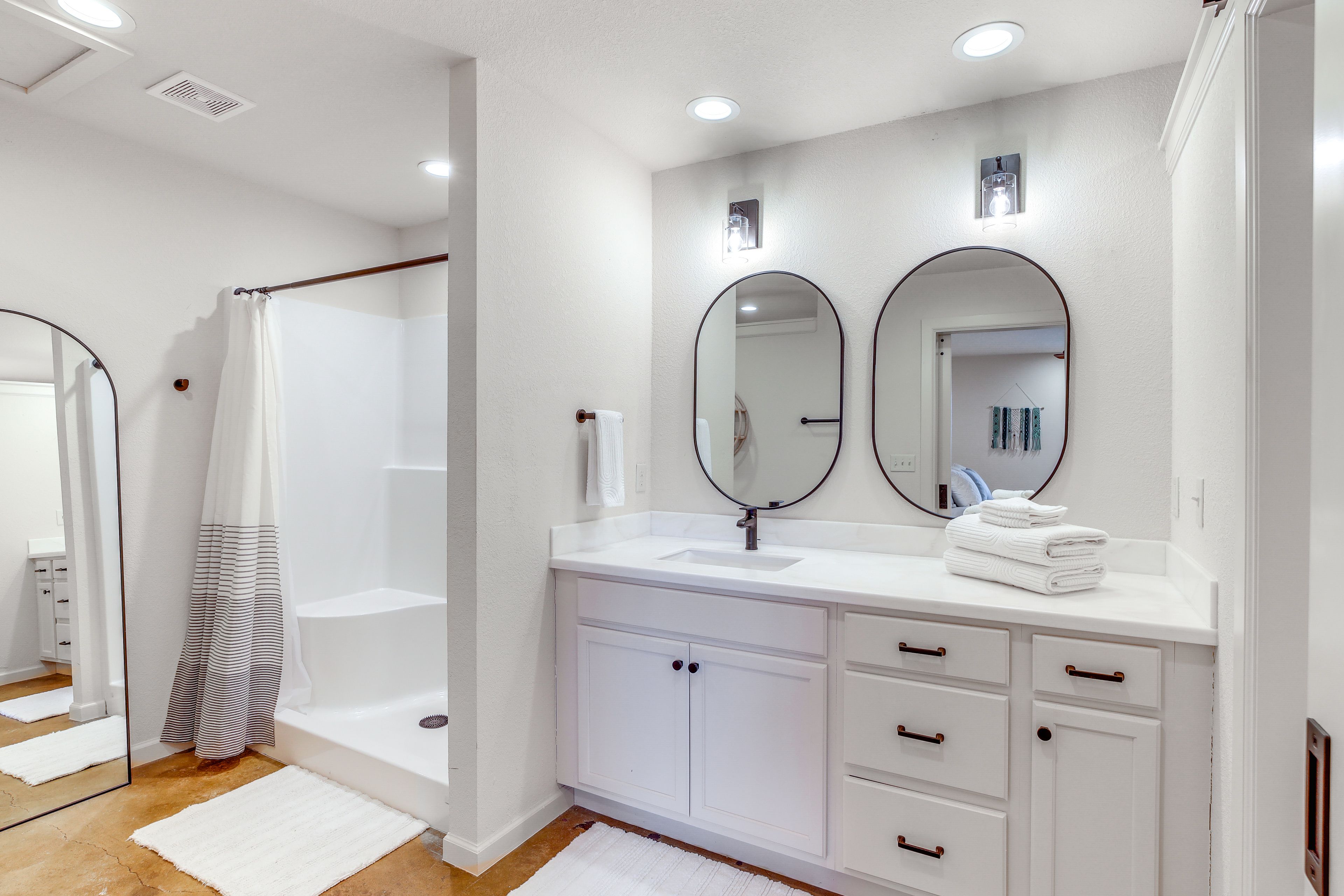 Full Bathroom | Towels Provided