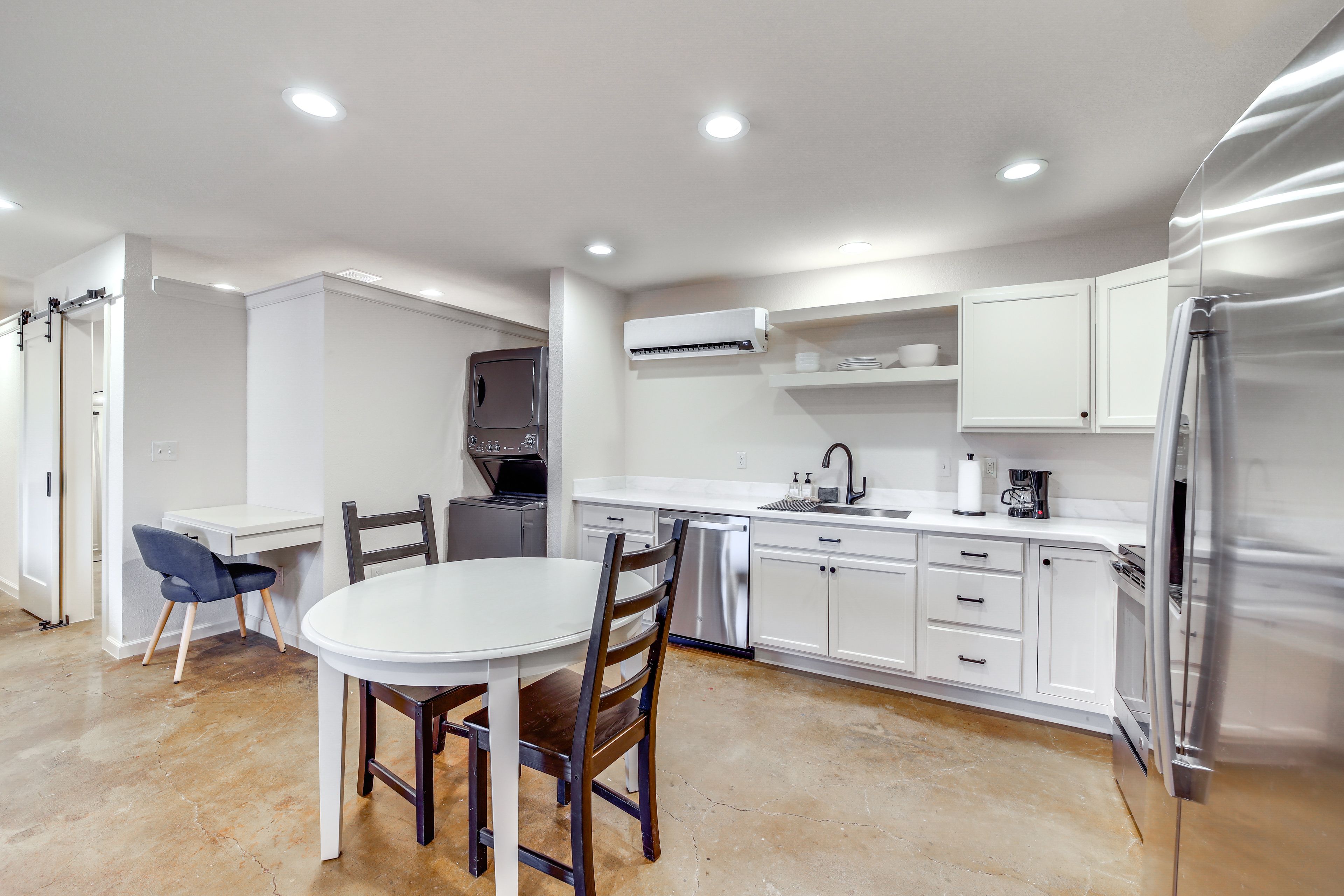 Kitchen | Workstation | Free WiFi | In-Unit Washer/Dryer