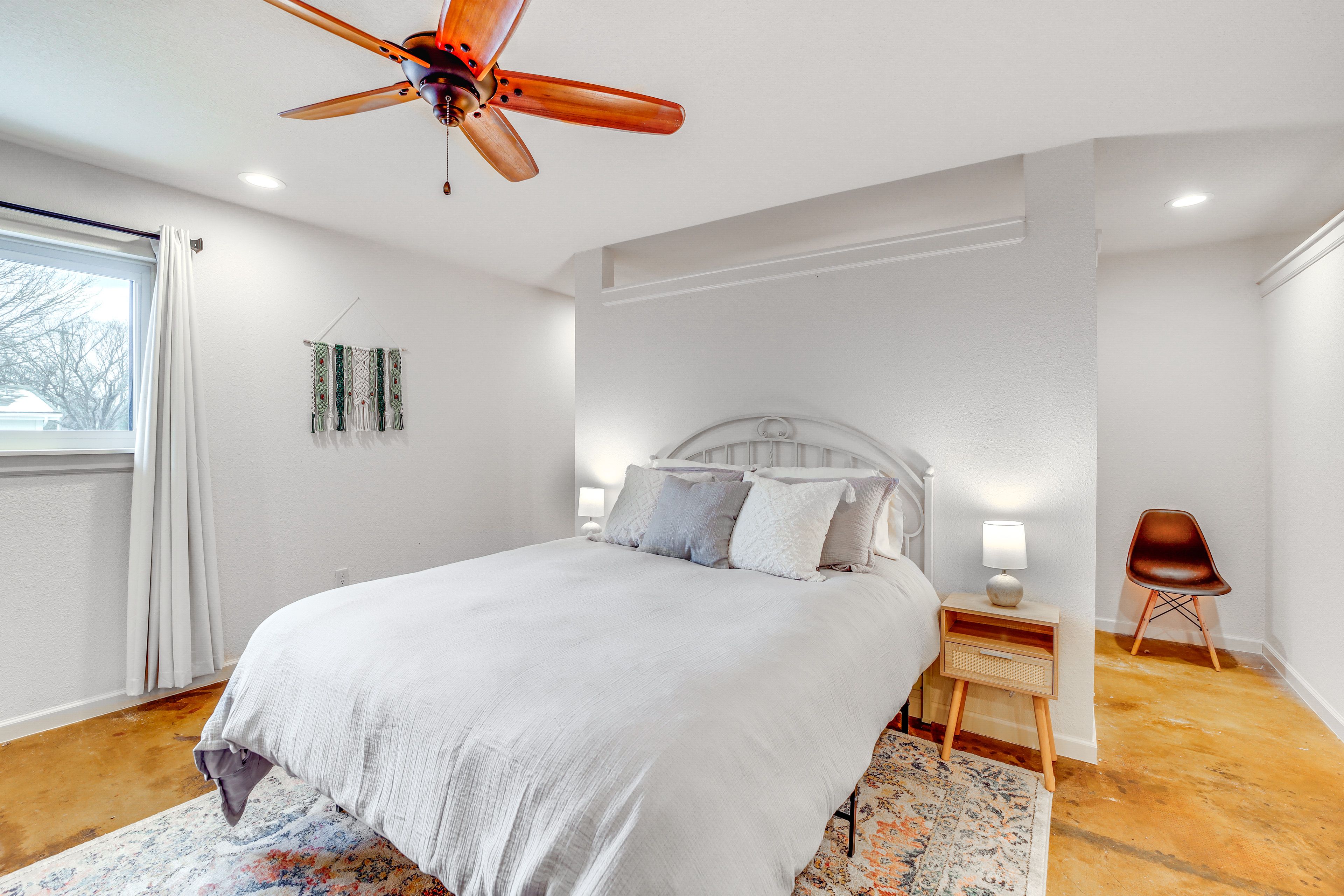 Studio | Queen Bed