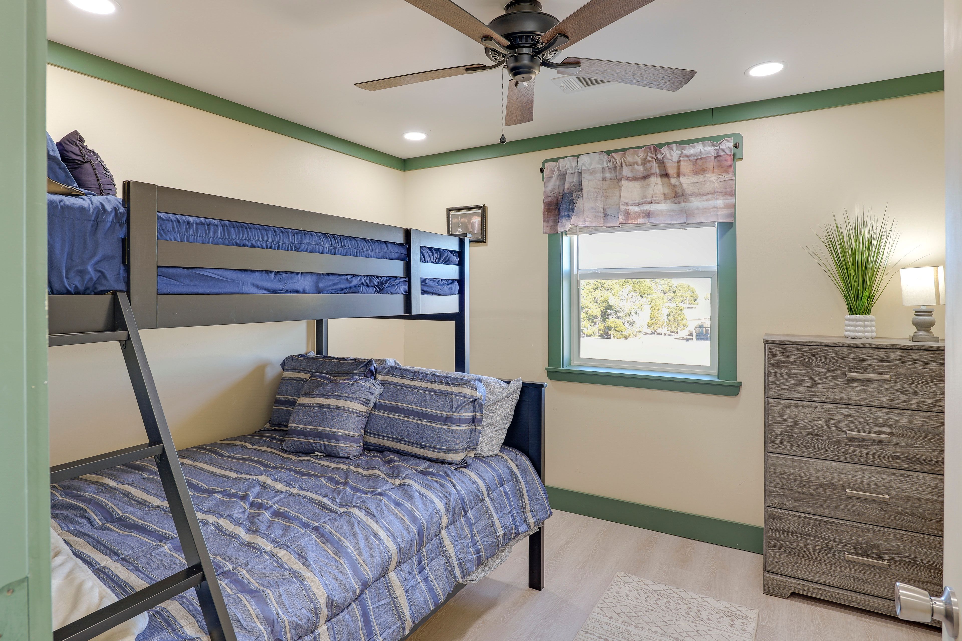 Bedroom 2 | Twin/Full Bunk Bed