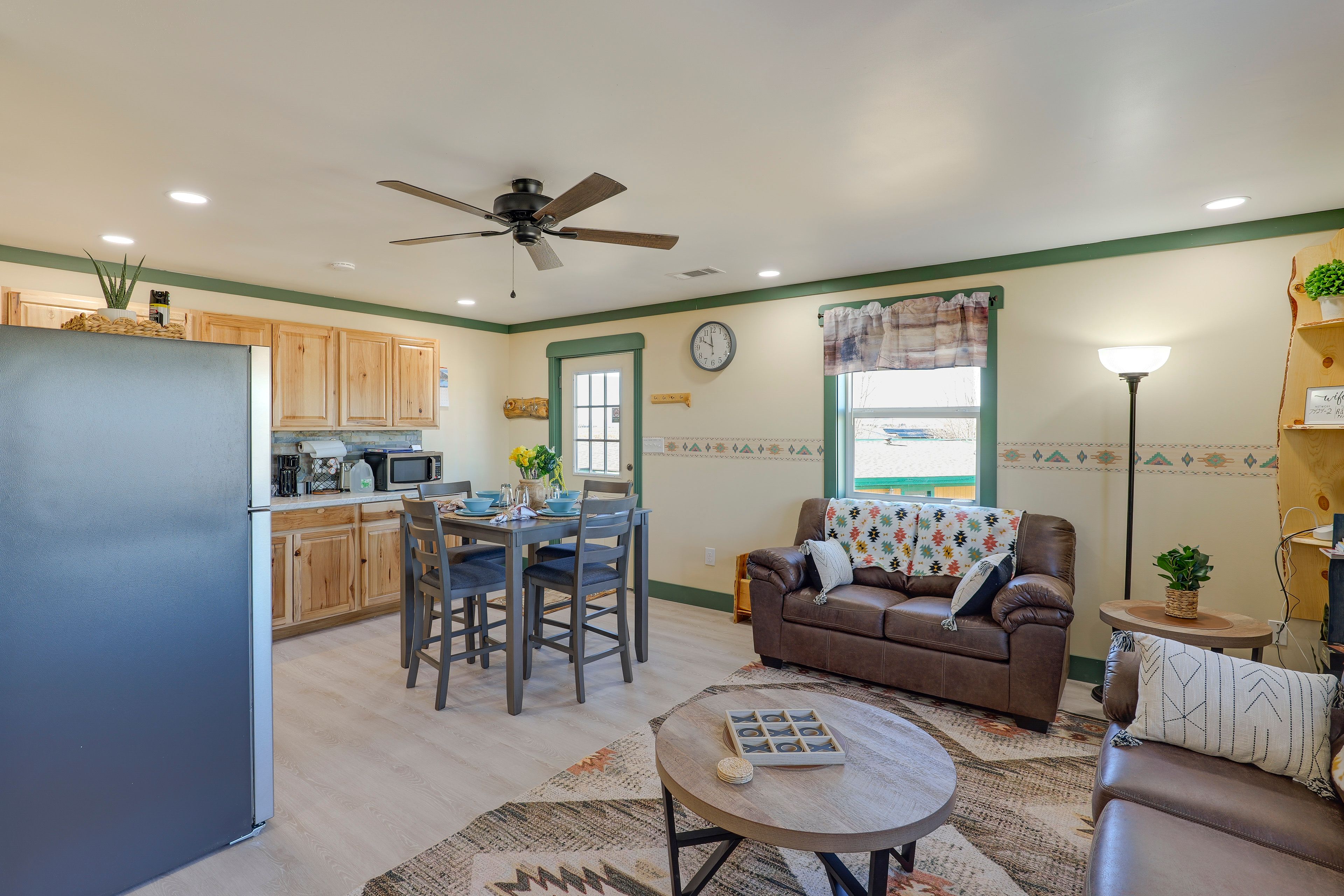Living Room | Smart TV | Free WiFi | Central A/C & Heating
