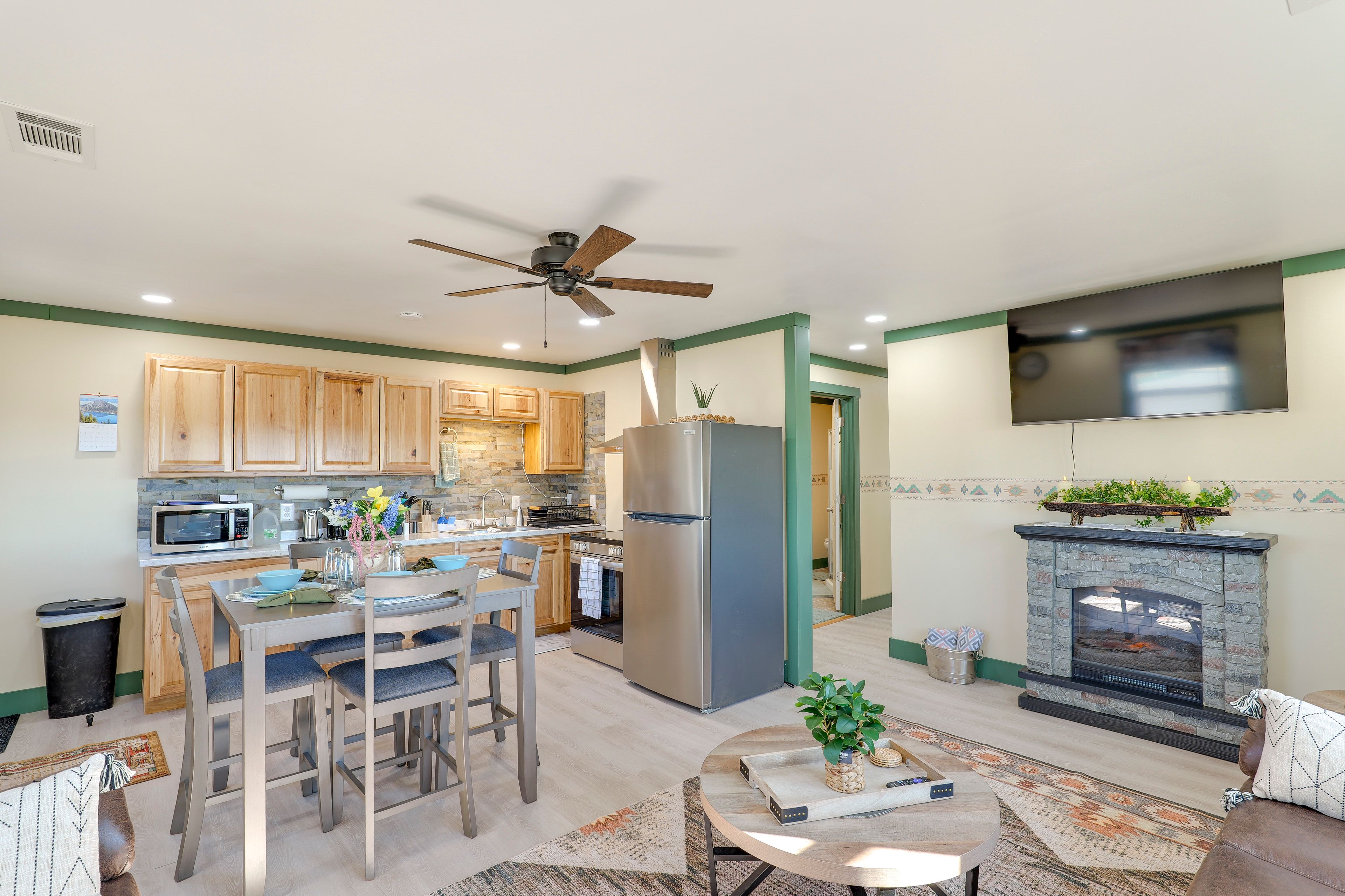 Dining Area & Kitchen | Pod Coffee Maker | Toaster | Blender