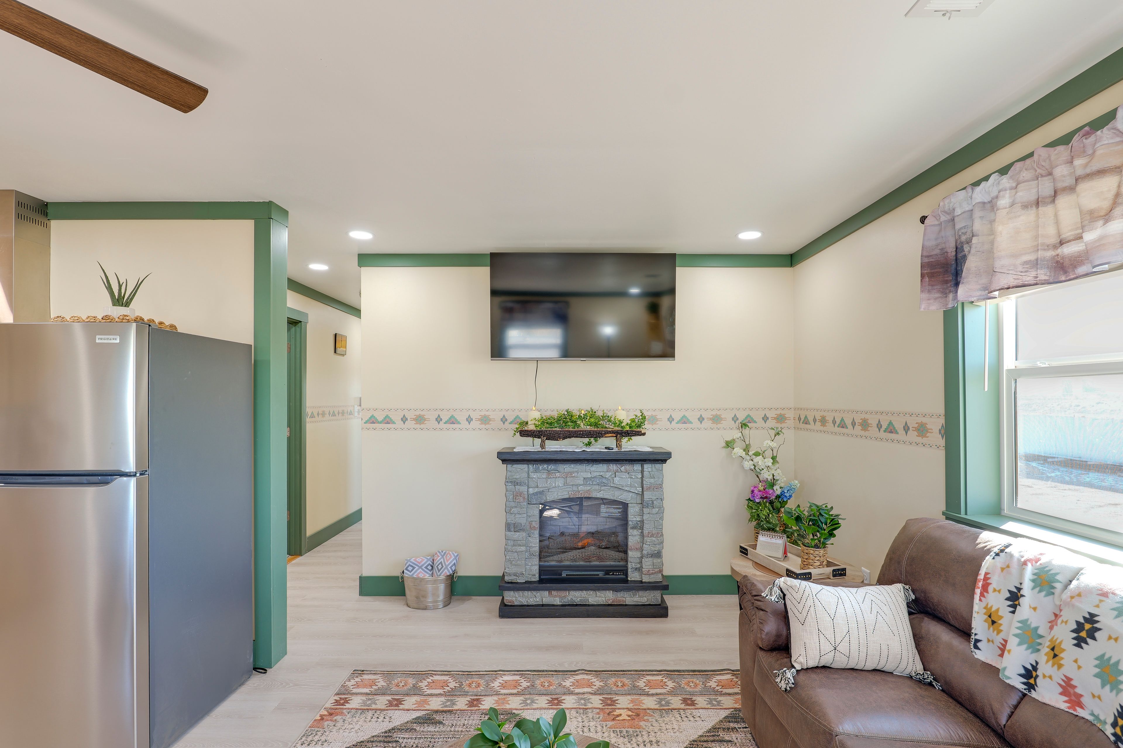 Living Room | Smart TV | Free WiFi | Central A/C & Heating