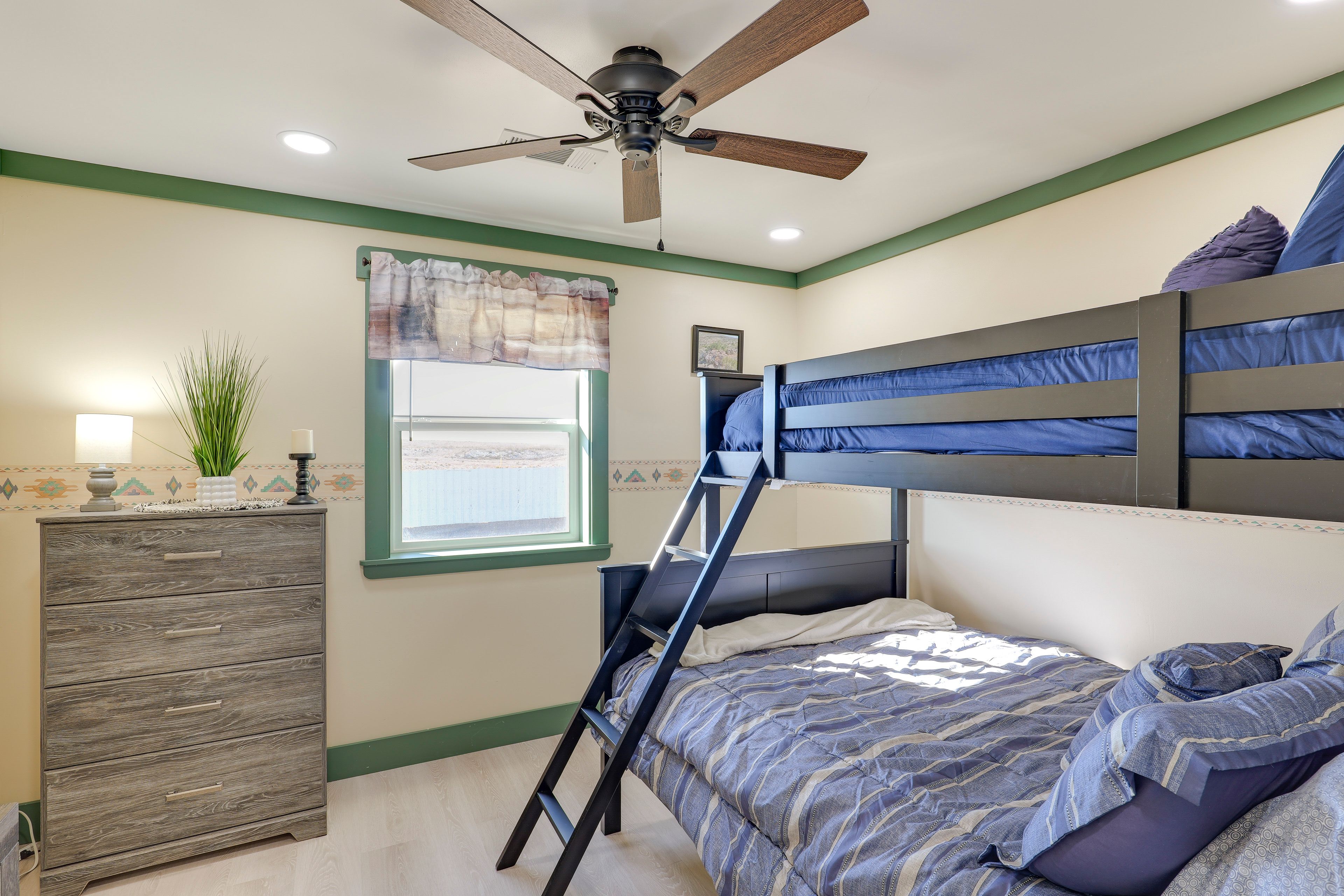 Bedroom 2 | Twin/Full Bunk Bed