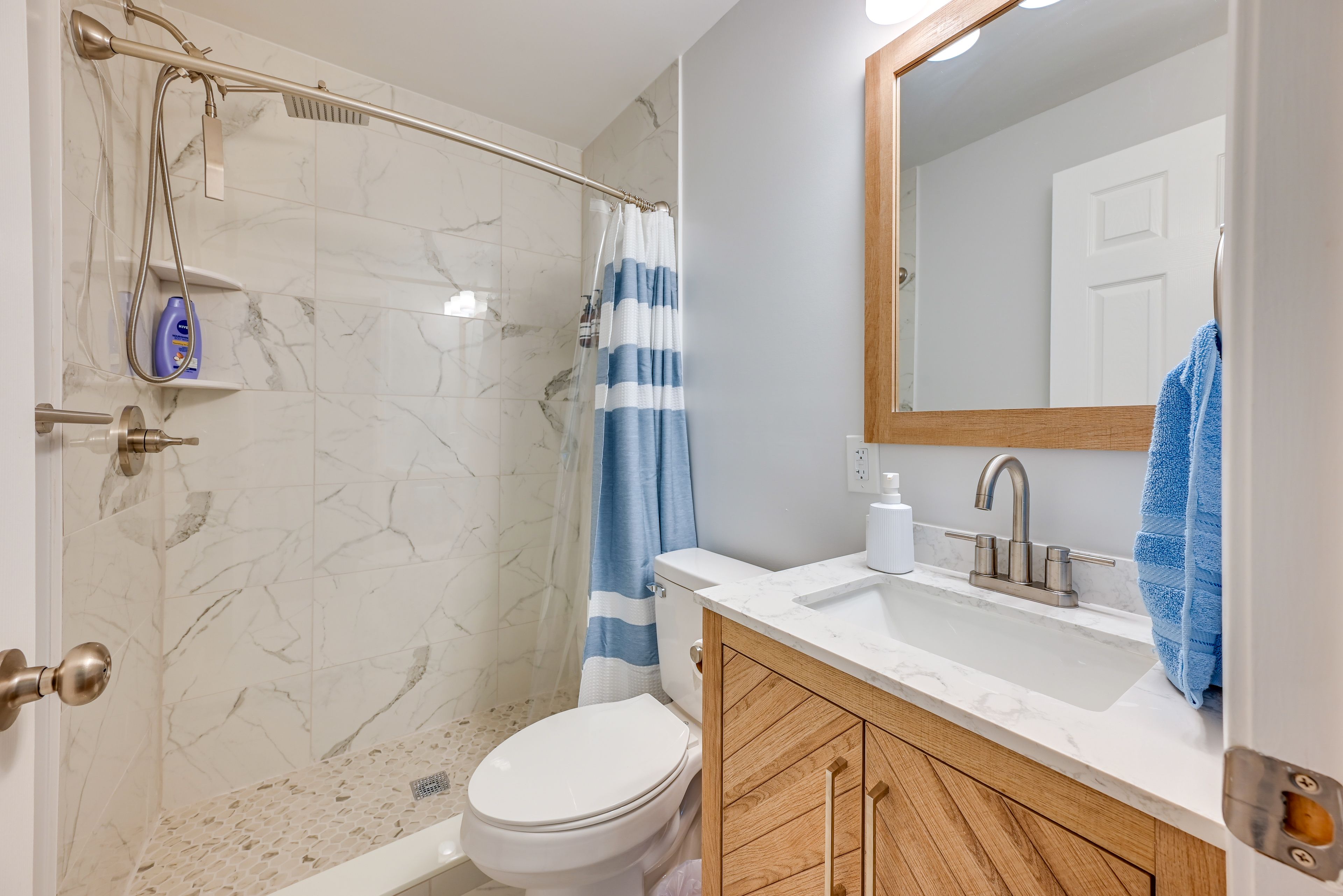 Full Bathroom | Main House | Main Level | Towels Provided