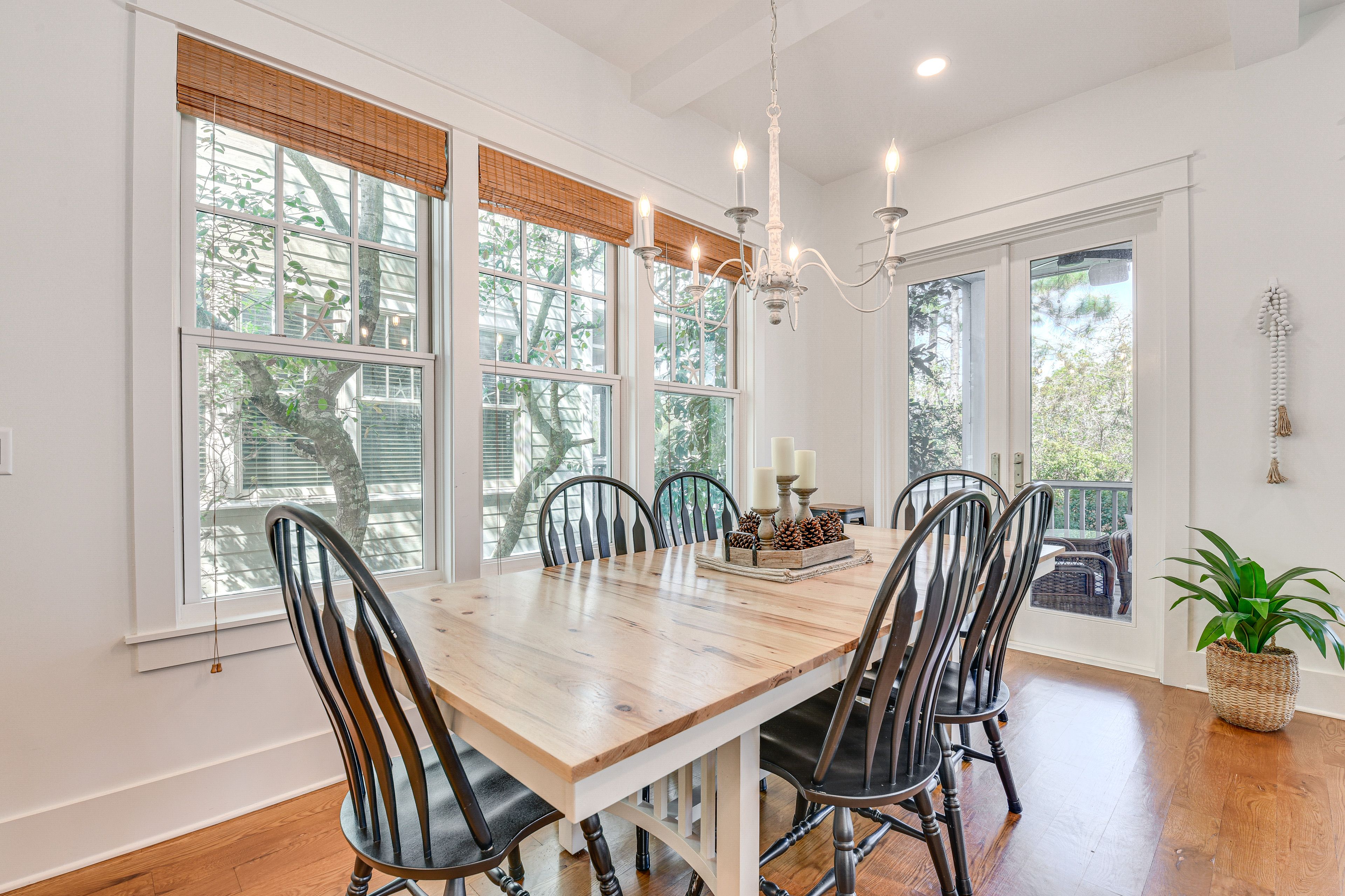 Dining Area | Dishware/Flatware Provided | 1st Floor