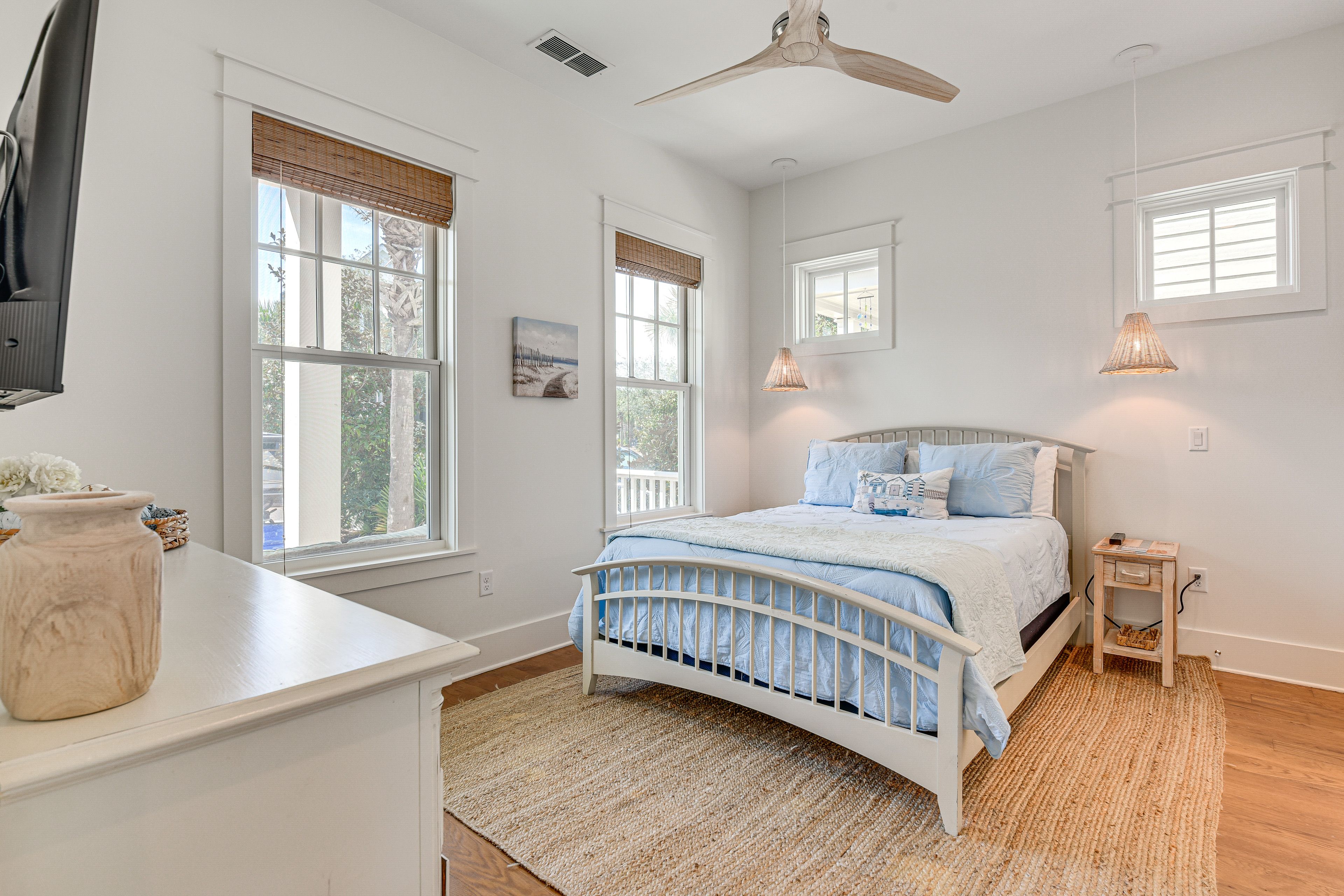 Bedroom 1 | Queen Bed | 1st Floor