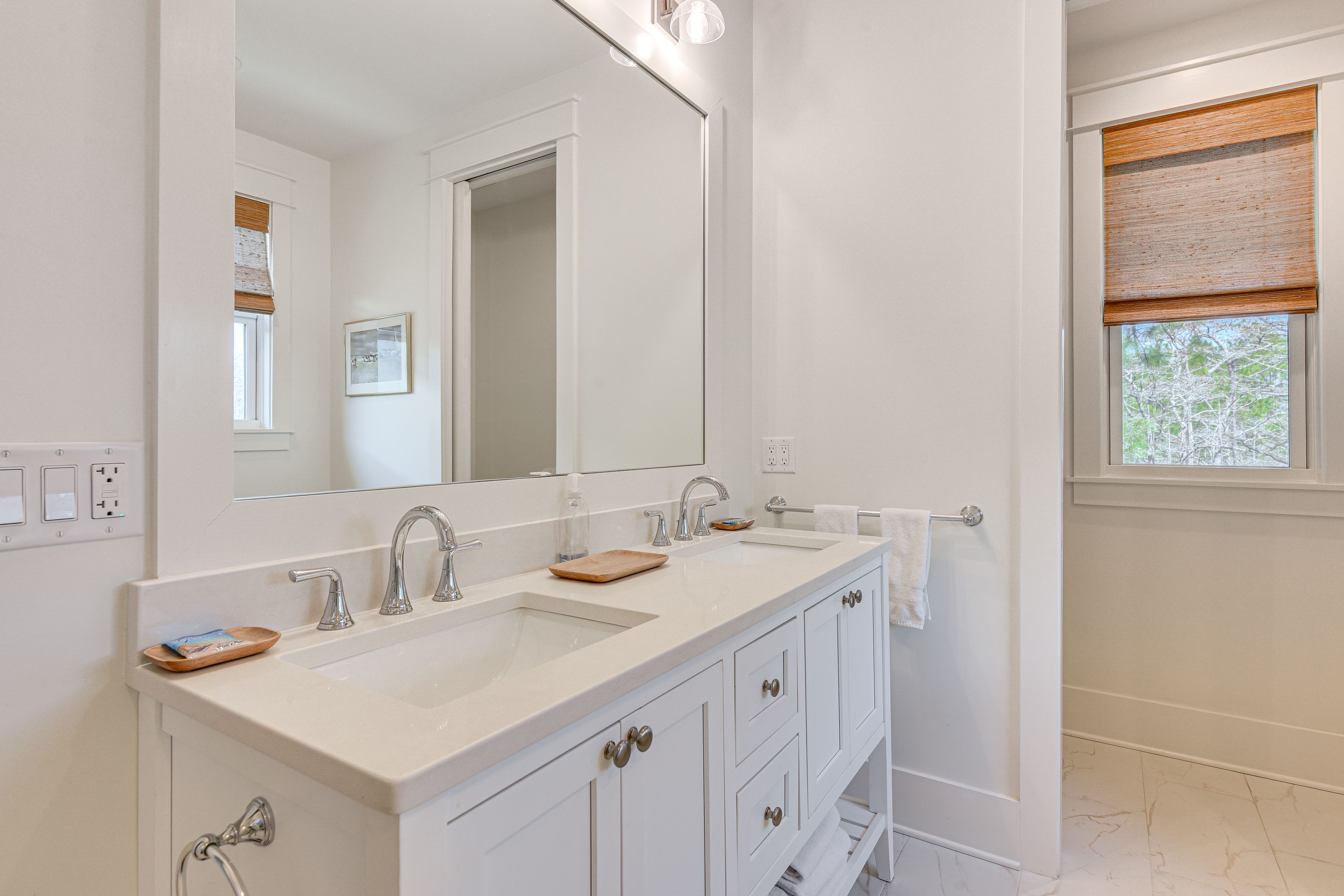 En-Suite Bathroom | Shower | Bathtub | 2nd Floor