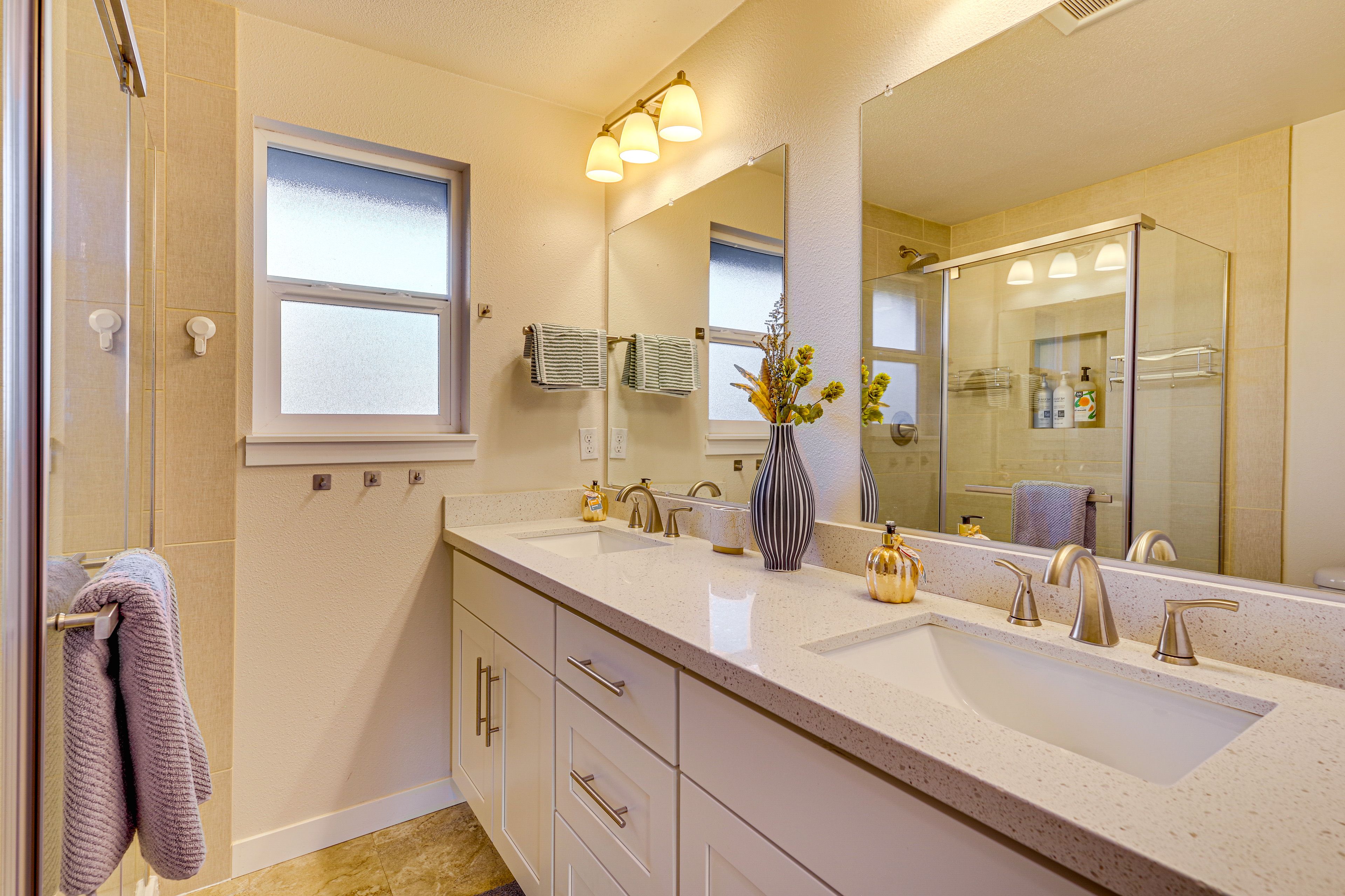 Full Bathroom | Main Level | Complimentary Toiletries | Towels Provided