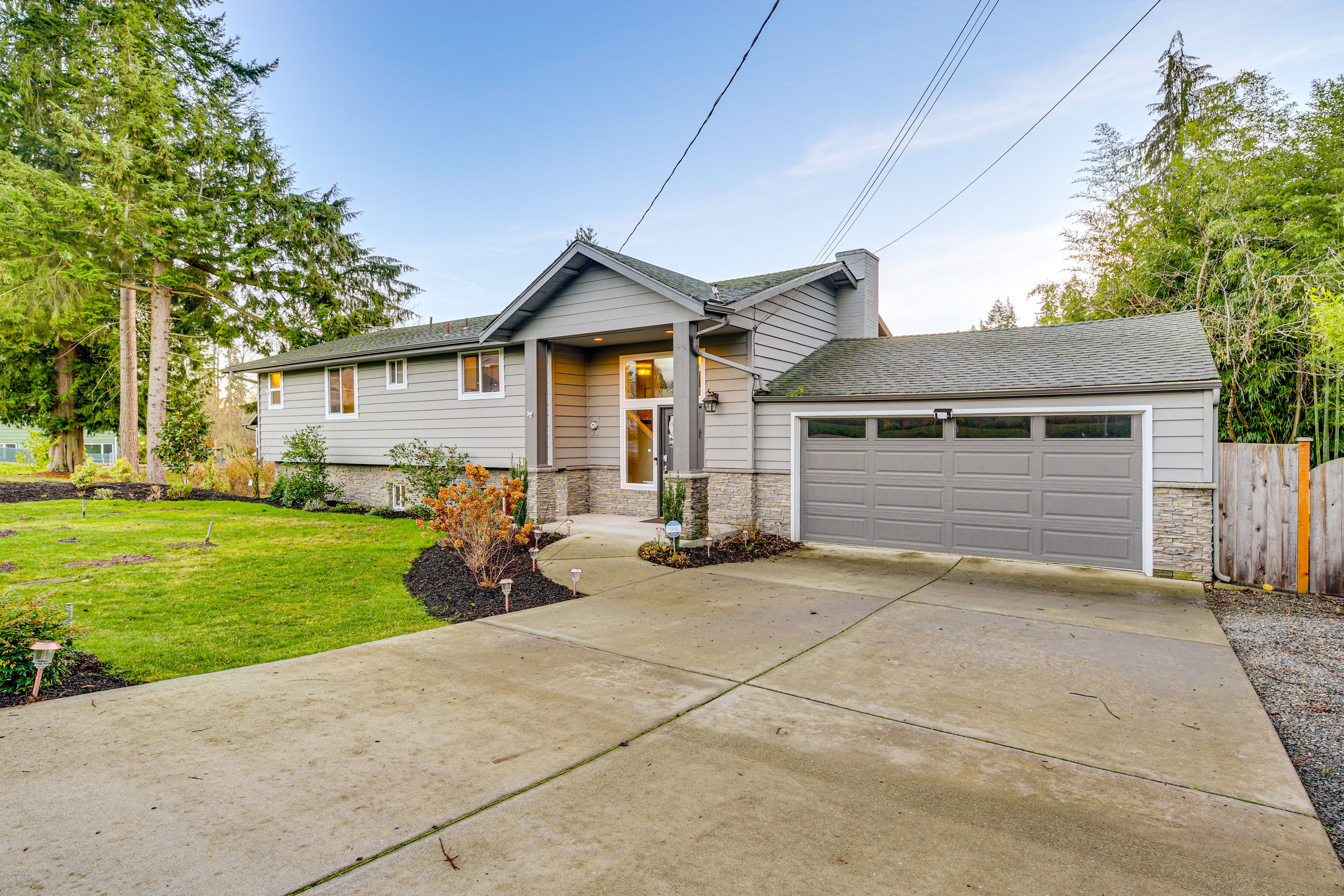 Exterior | Parking | Driveway (3 Vehicles) | Street Parking | RV/Trailer