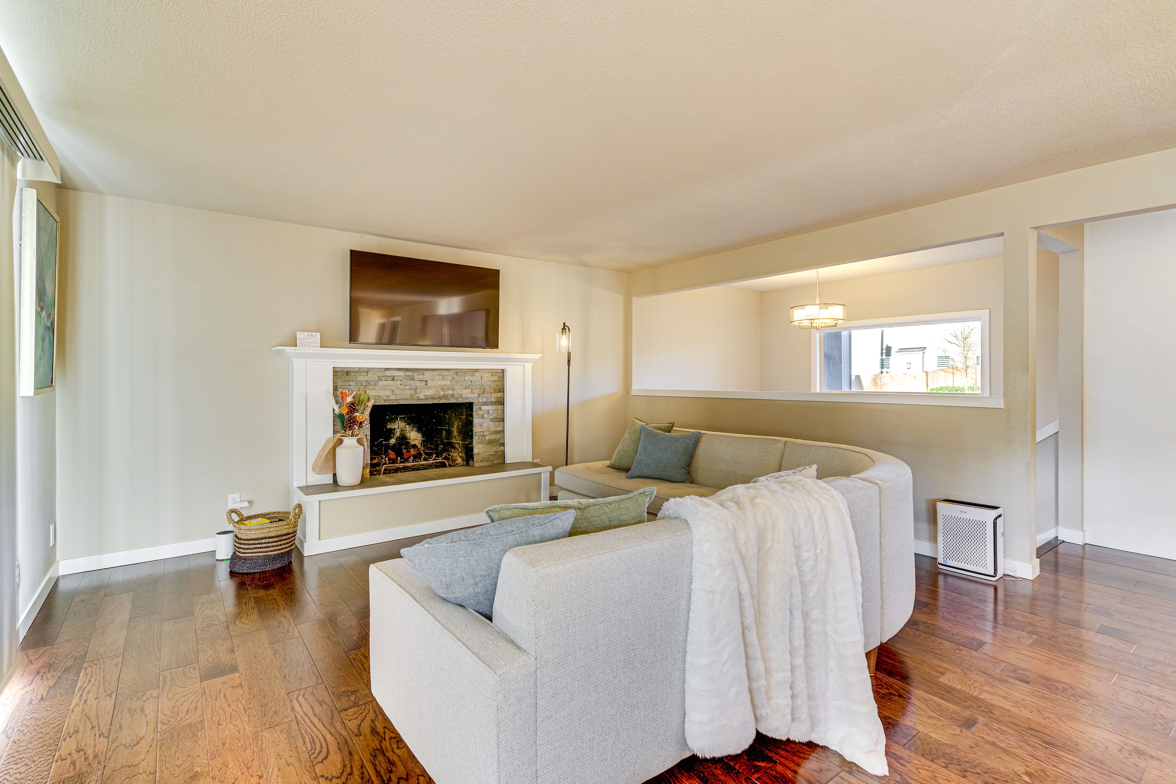 Living Room | Main Level | Smart TV | Central Heating & A/C | Free WiFi