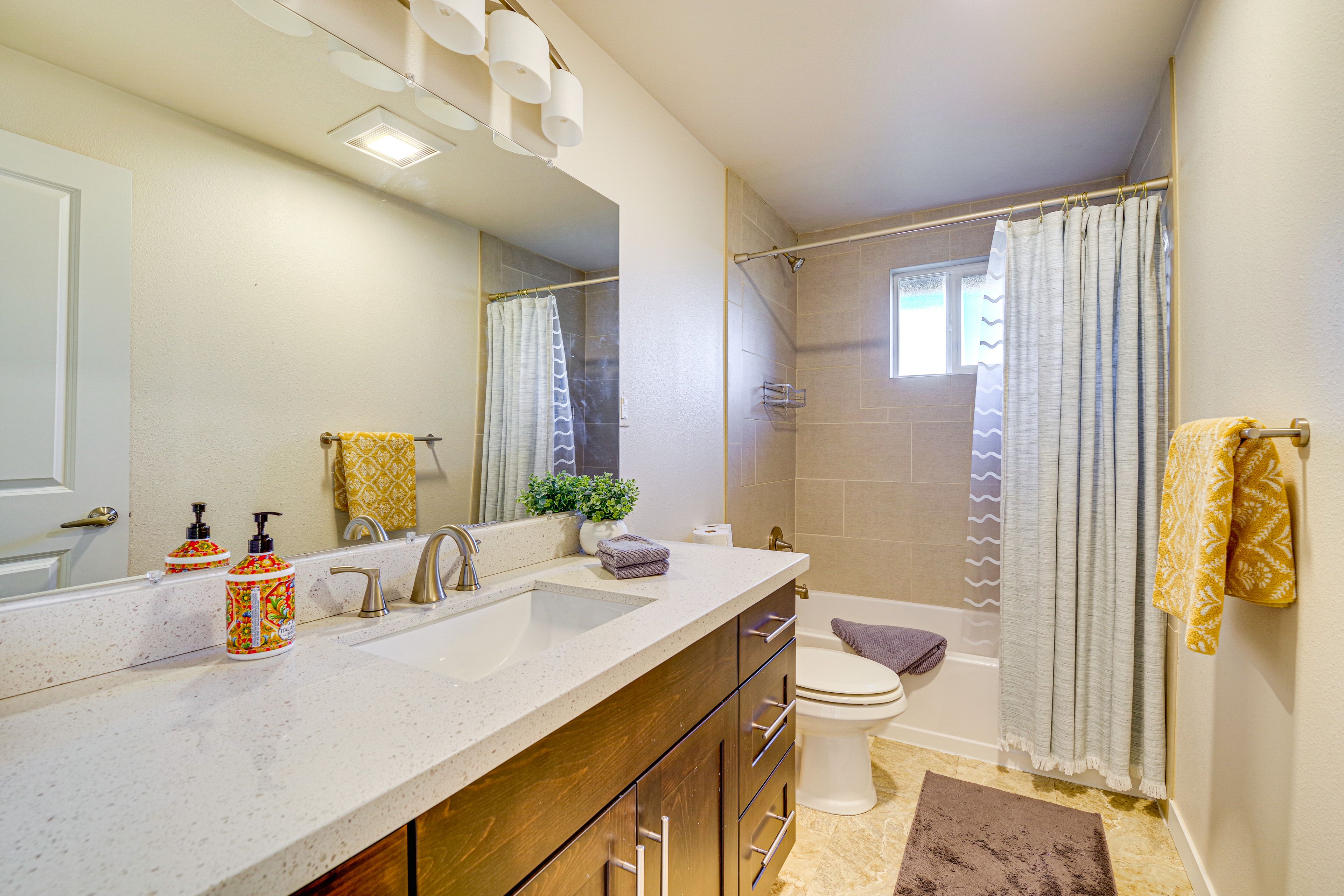 Full Bathroom | Main Level
