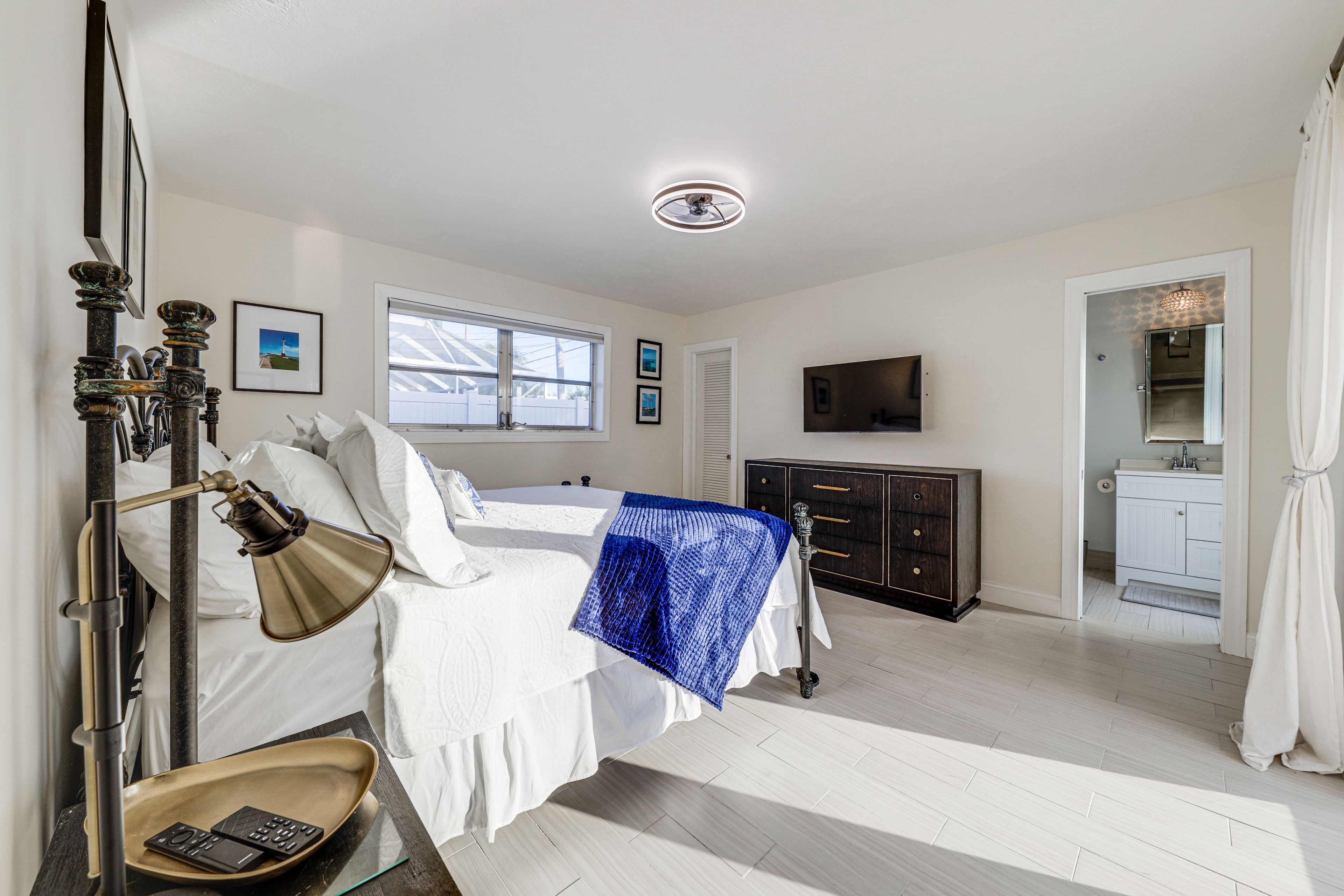 Bedroom 1 | King Bed | En-Suite Bathroom