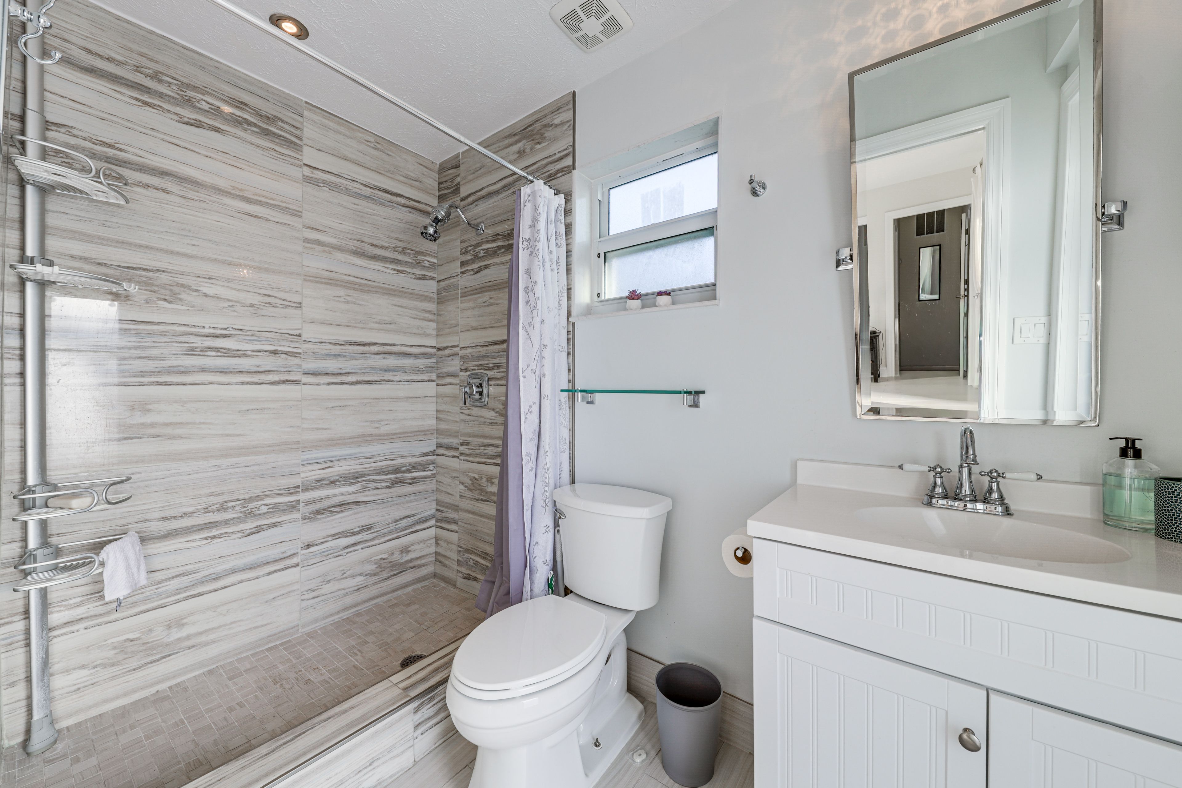 Full Bathroom | Towels Provided