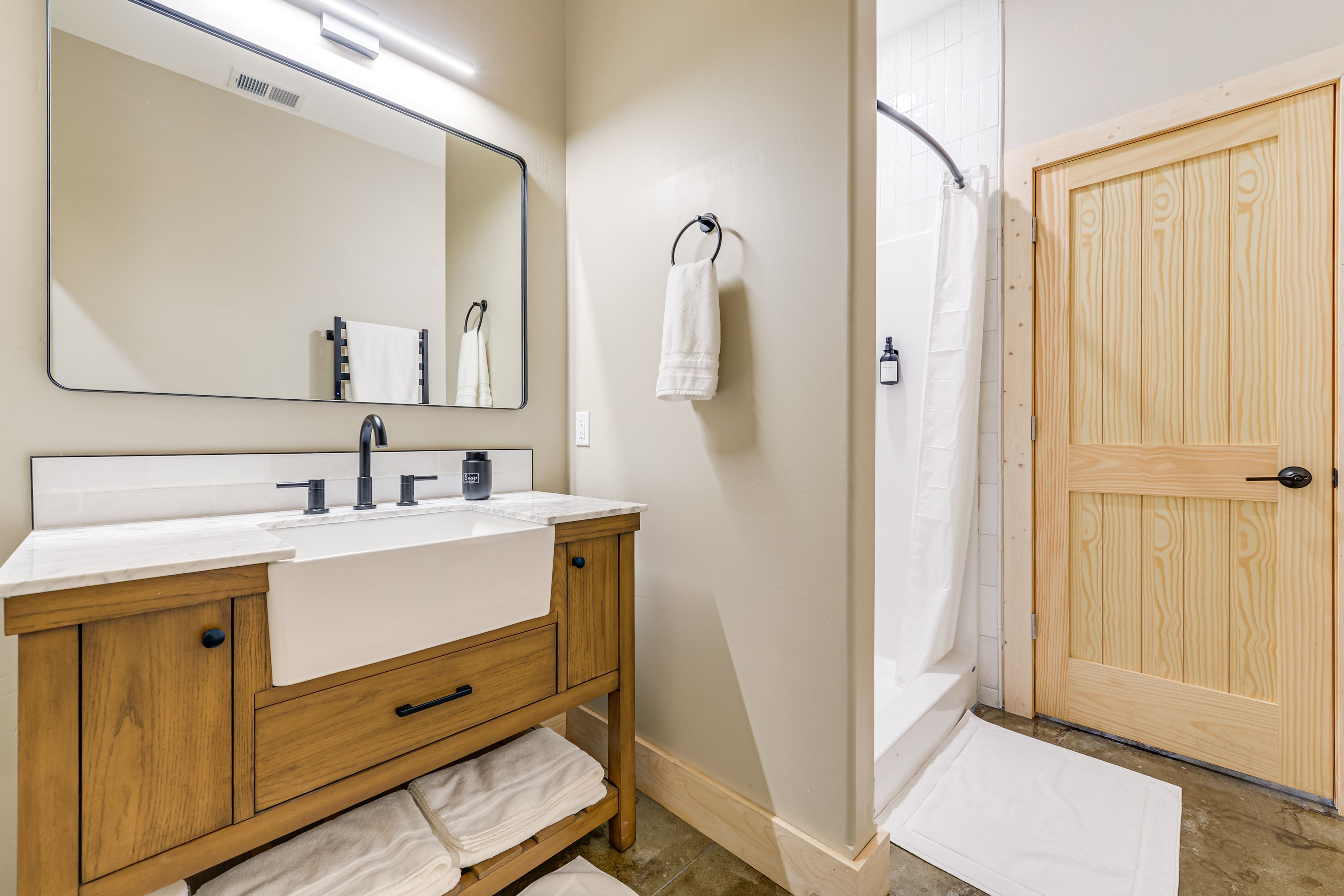 Full Bathroom | Towels Provided | Ground Floor