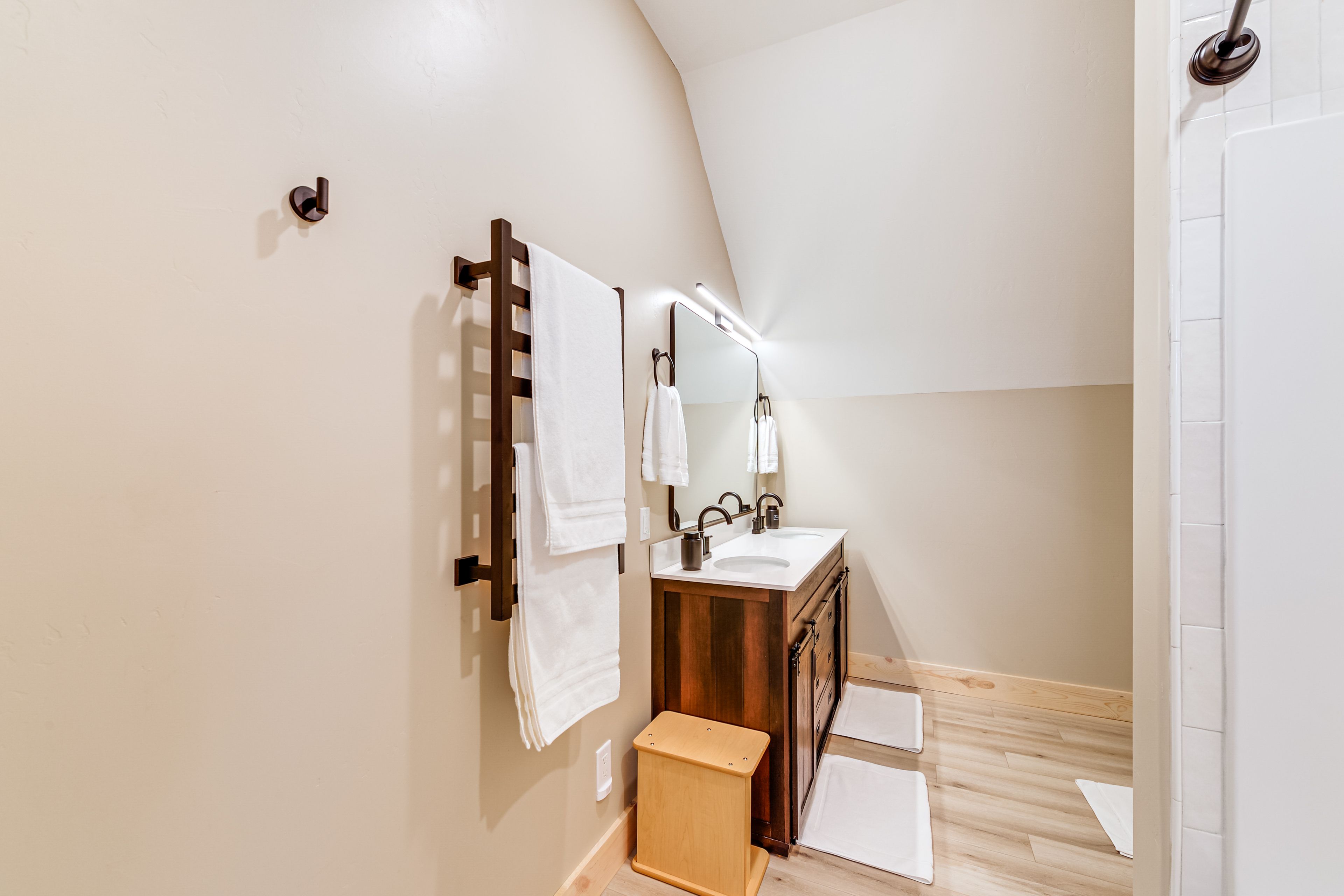 Full Bathroom | Top Floor | Complimentary Toiletries