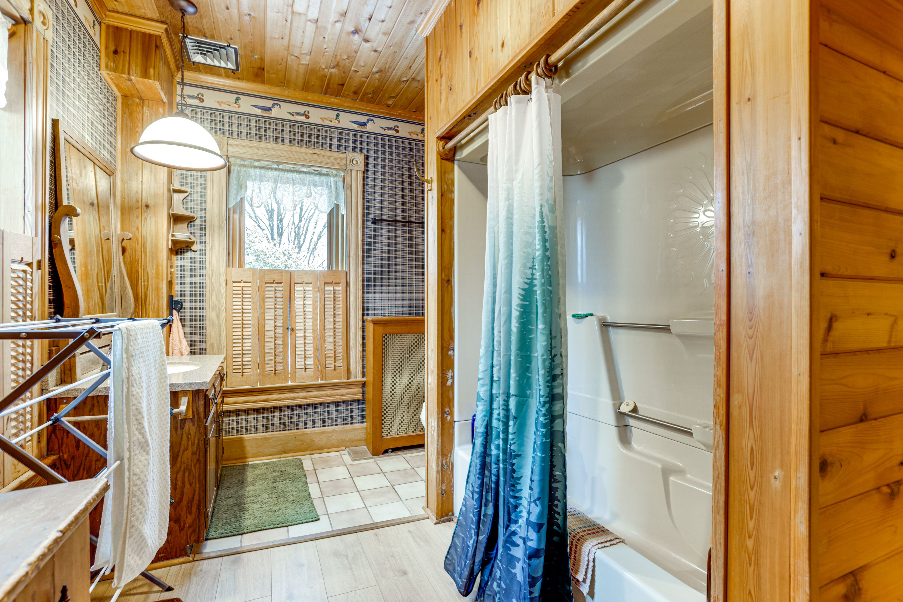 Bathroom | 2nd Floor