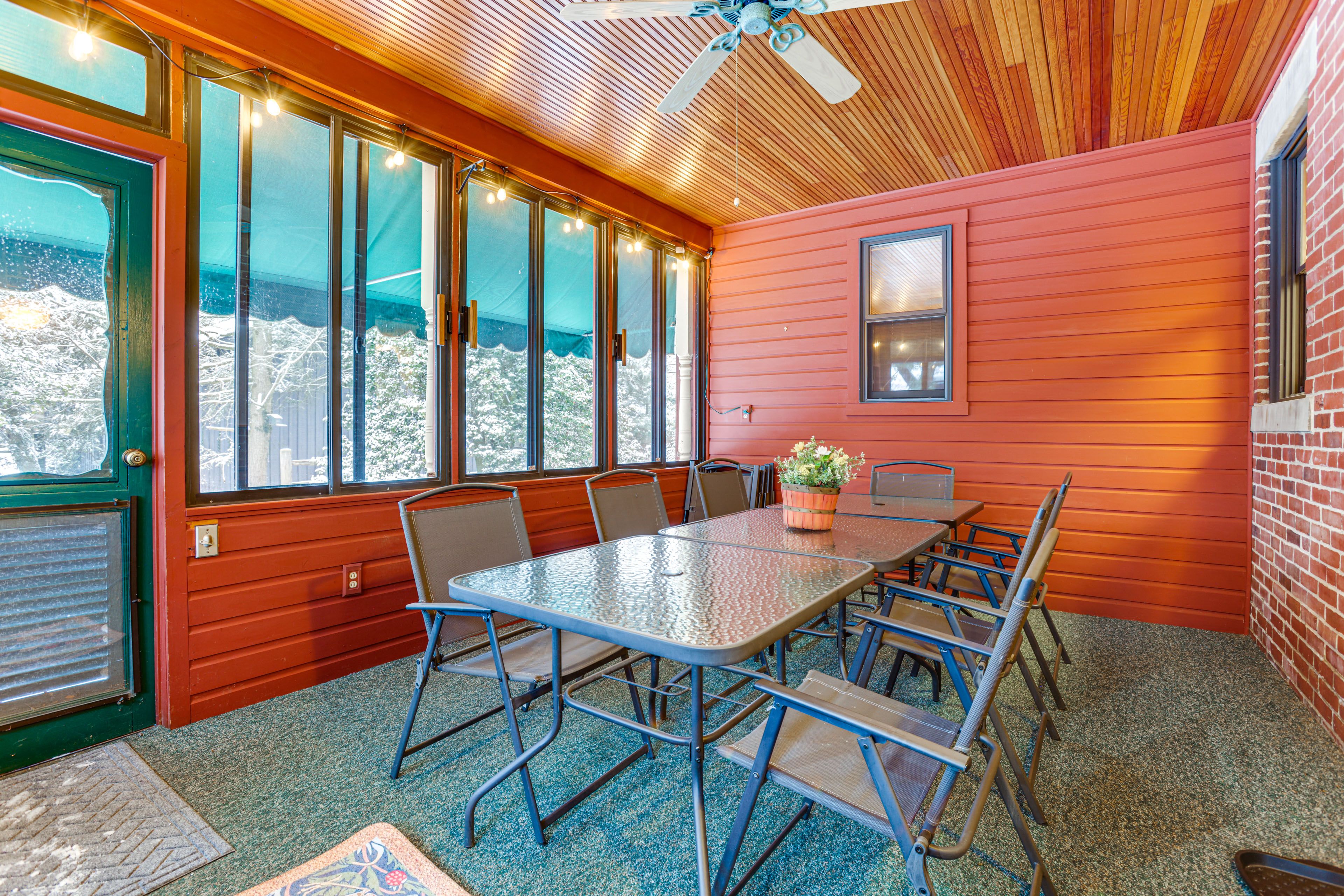 Screened Porch | Outdoor Seating