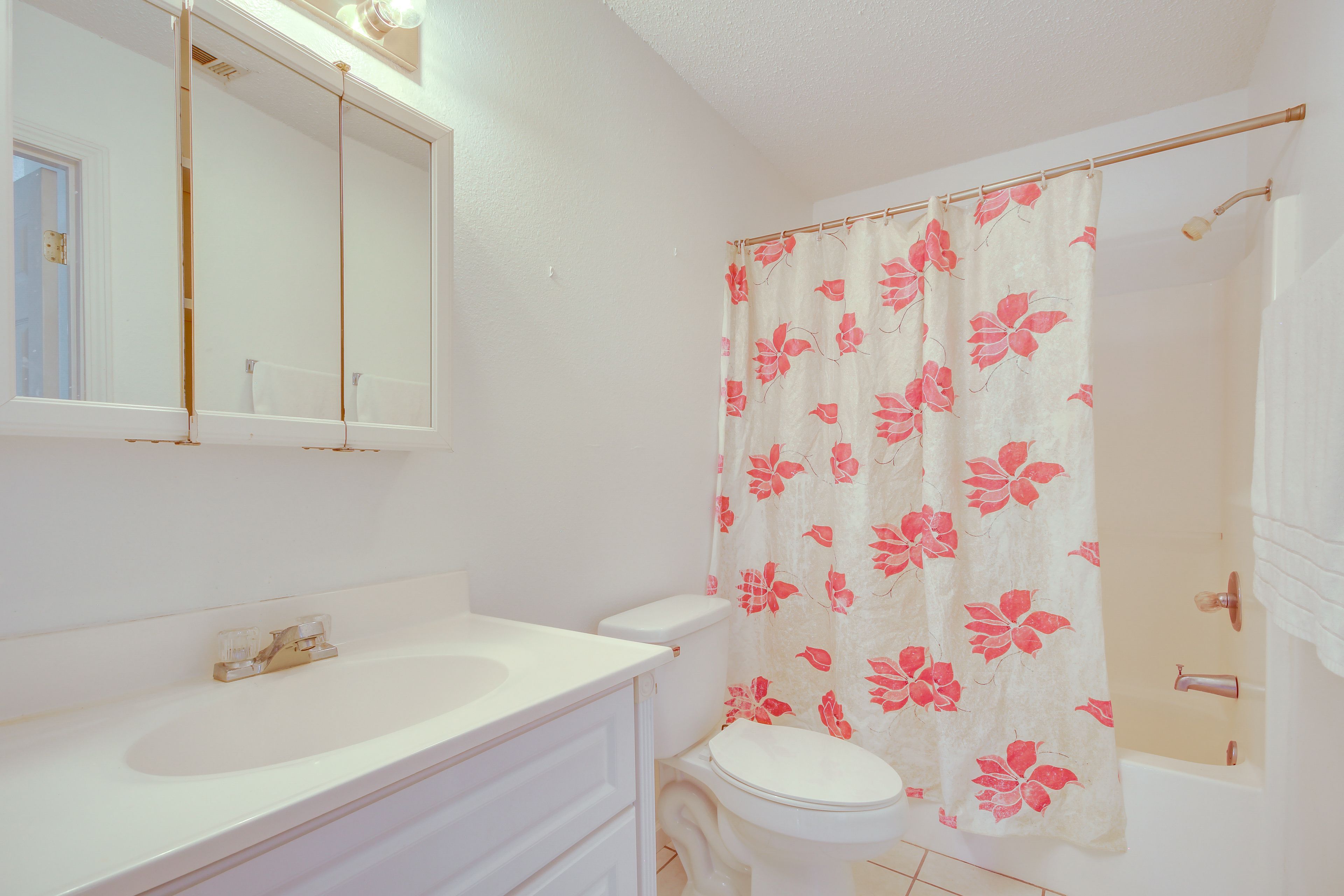 Full Bathroom | Towels Provided