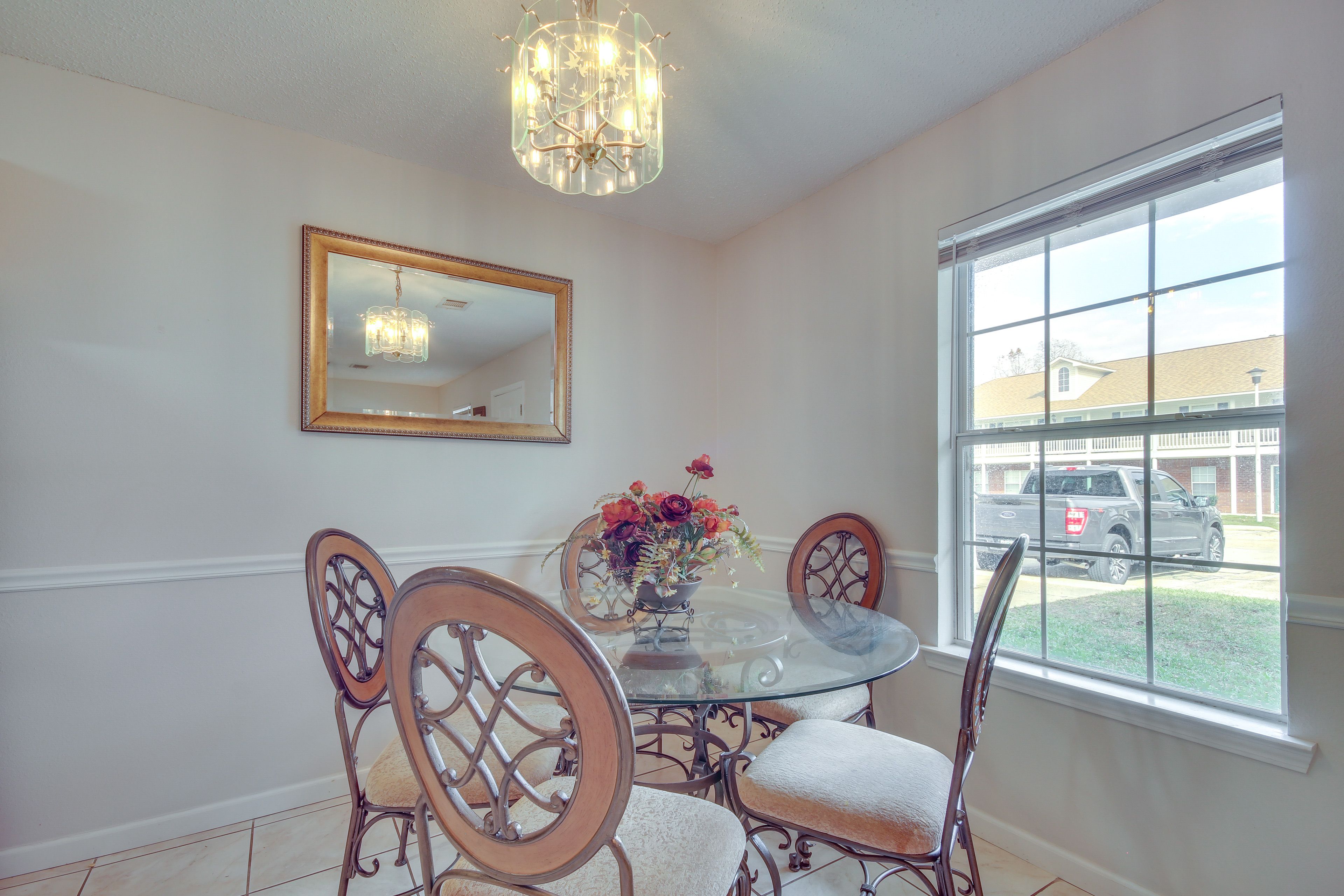Dining Area | Dishware/Flatware Provided