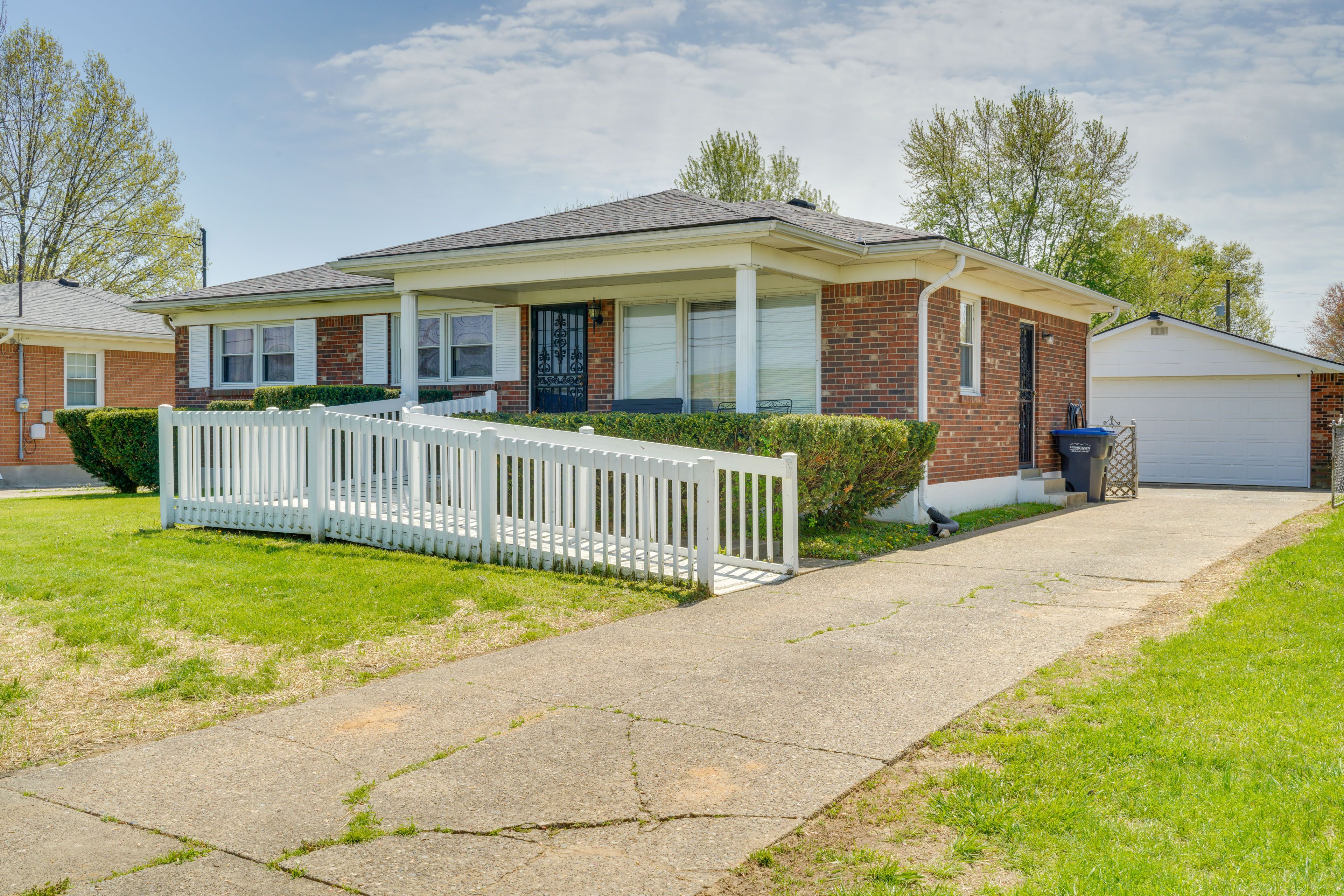 Property Exterior | Driveway (4 Vehicles)