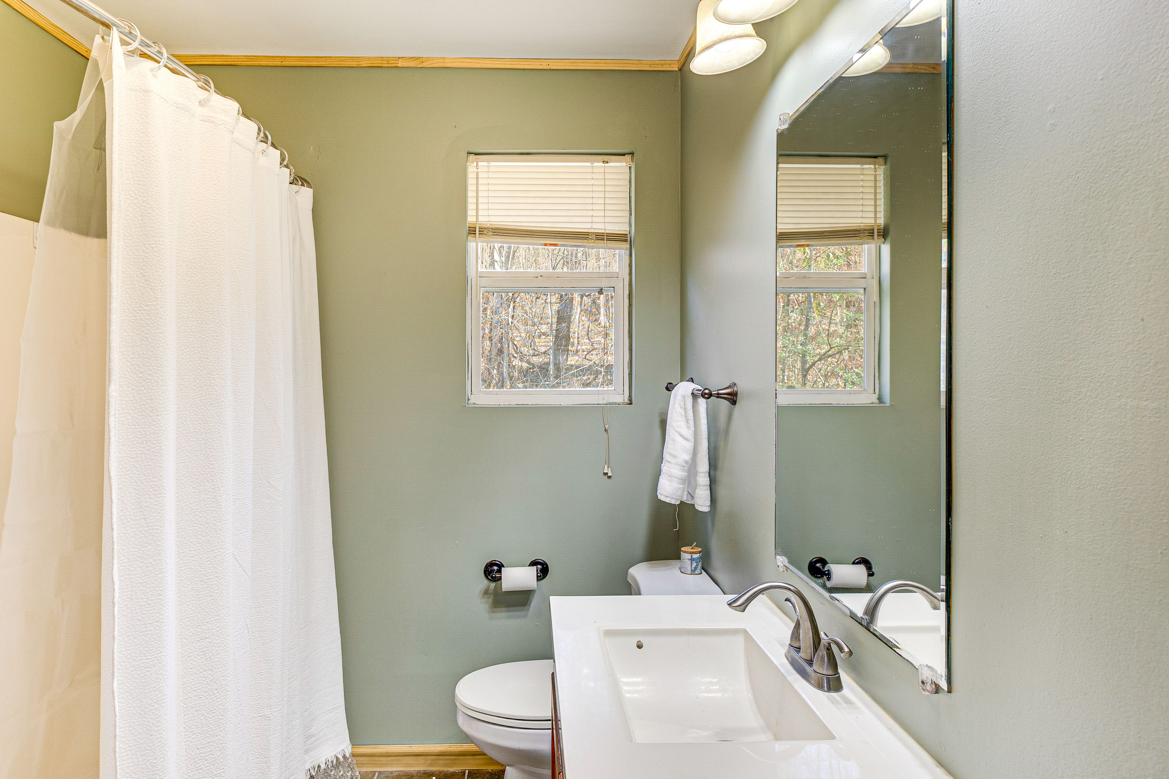 Full Bathroom | Main Level | Towels Provided