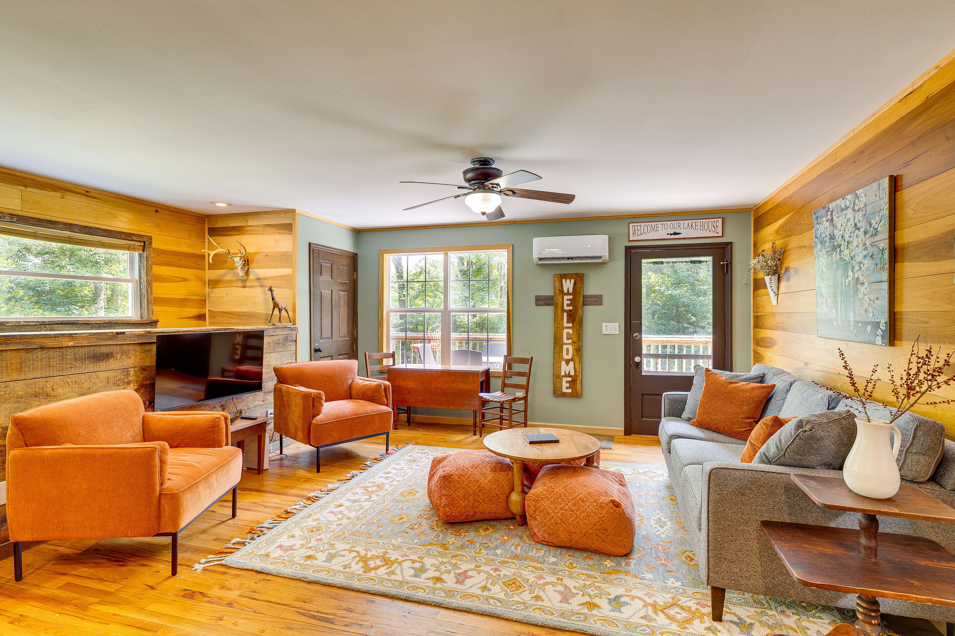 Living Room | Main Level | Smart TV | Free WiFi | Dining Area | Electric Heat