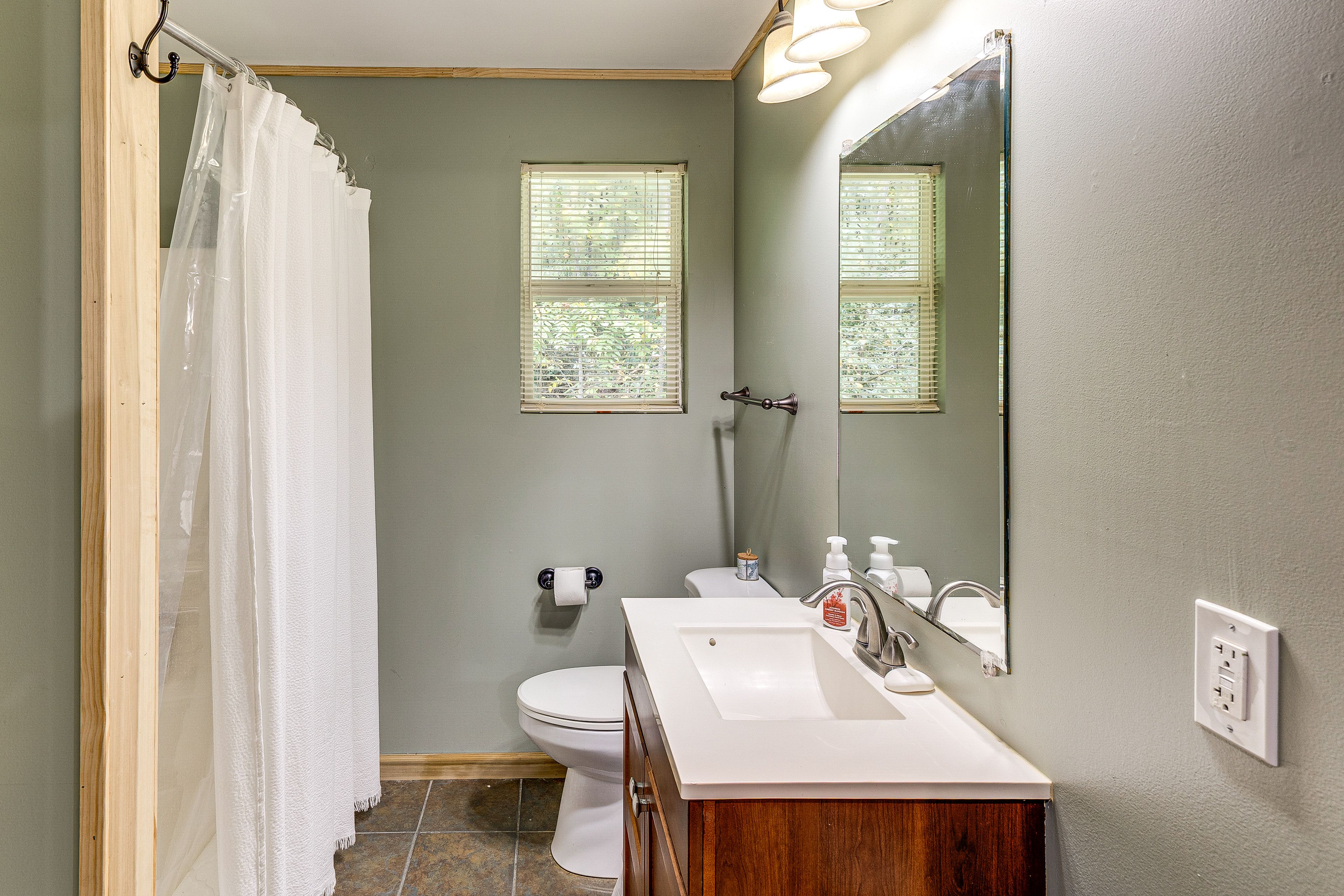 Full Bathroom | Main Level | Towels Provided