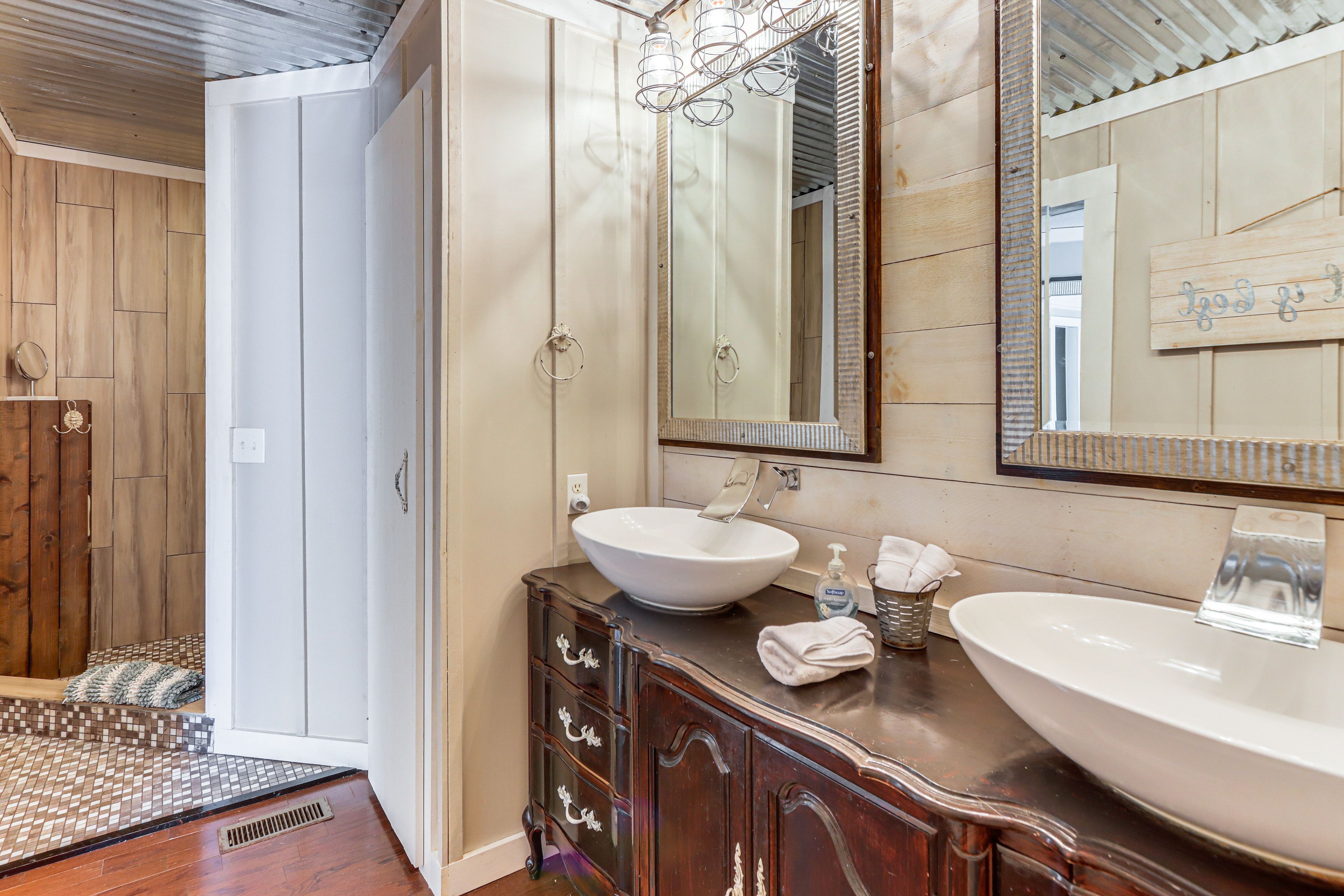 Full Bathroom | Towels Provided