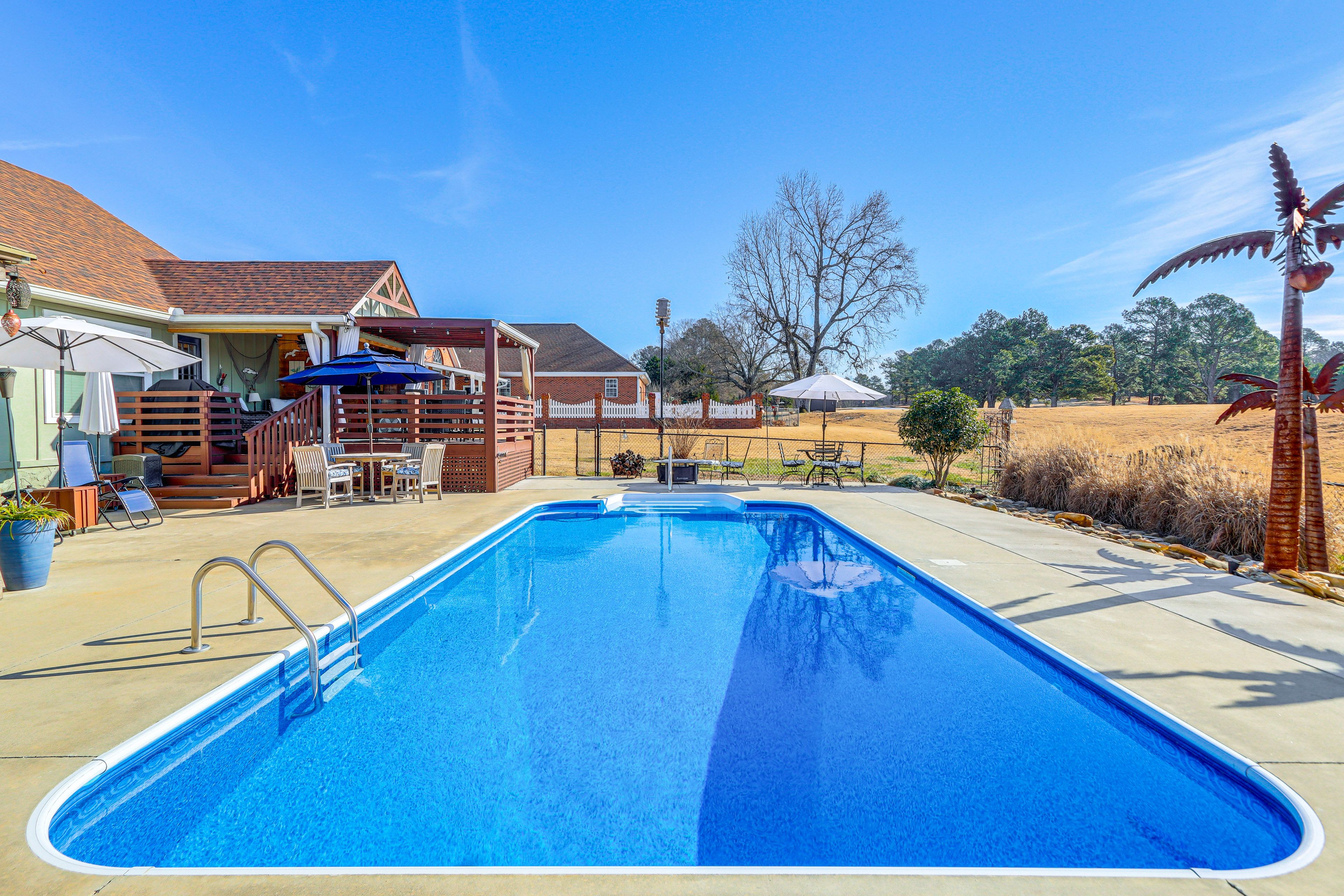 Fenced Backyard | Golf Course View | Fire Pit | Grill | Deck