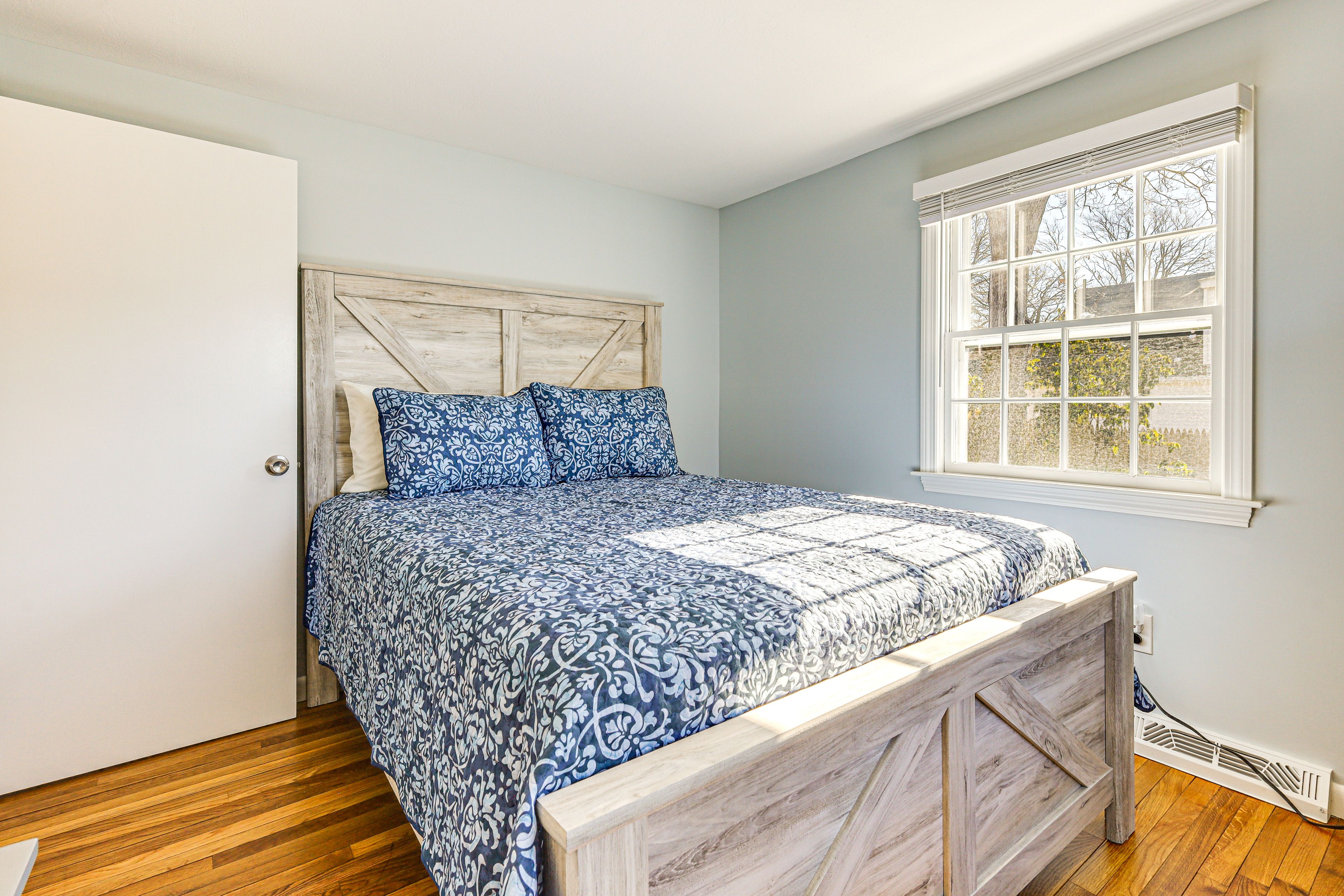 Bedroom 1 | Queen Bed | 1st Floor