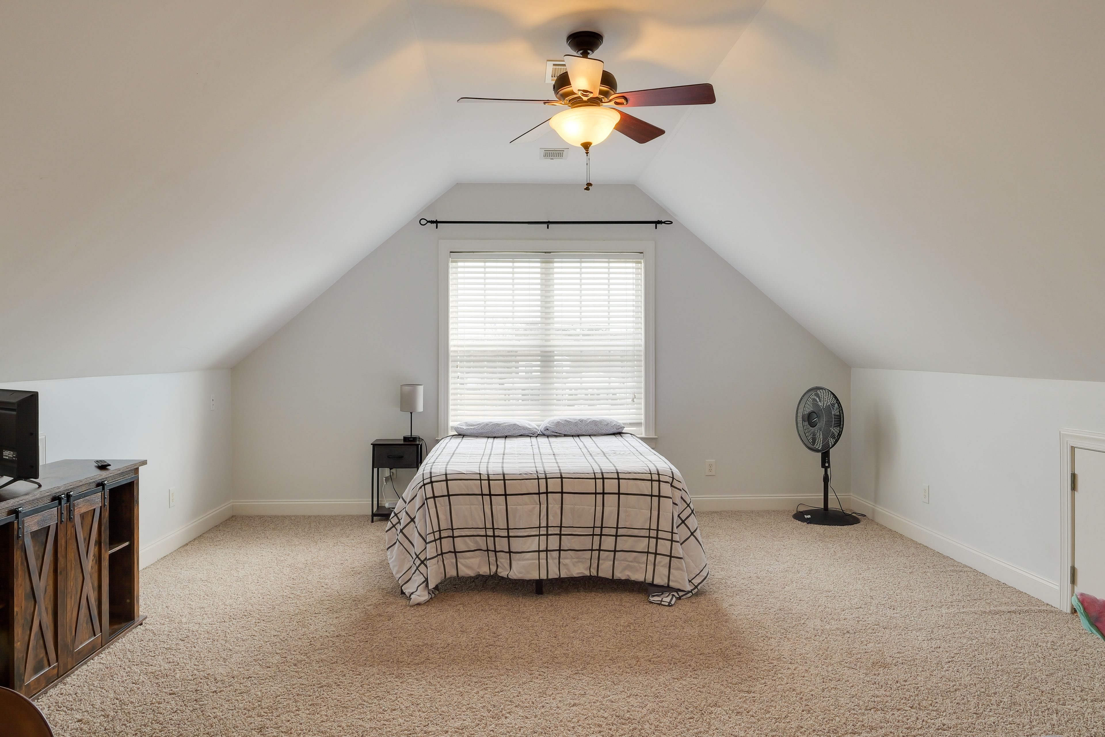 Bonus Room | 2nd Floor | Queen Bed | Smart TV