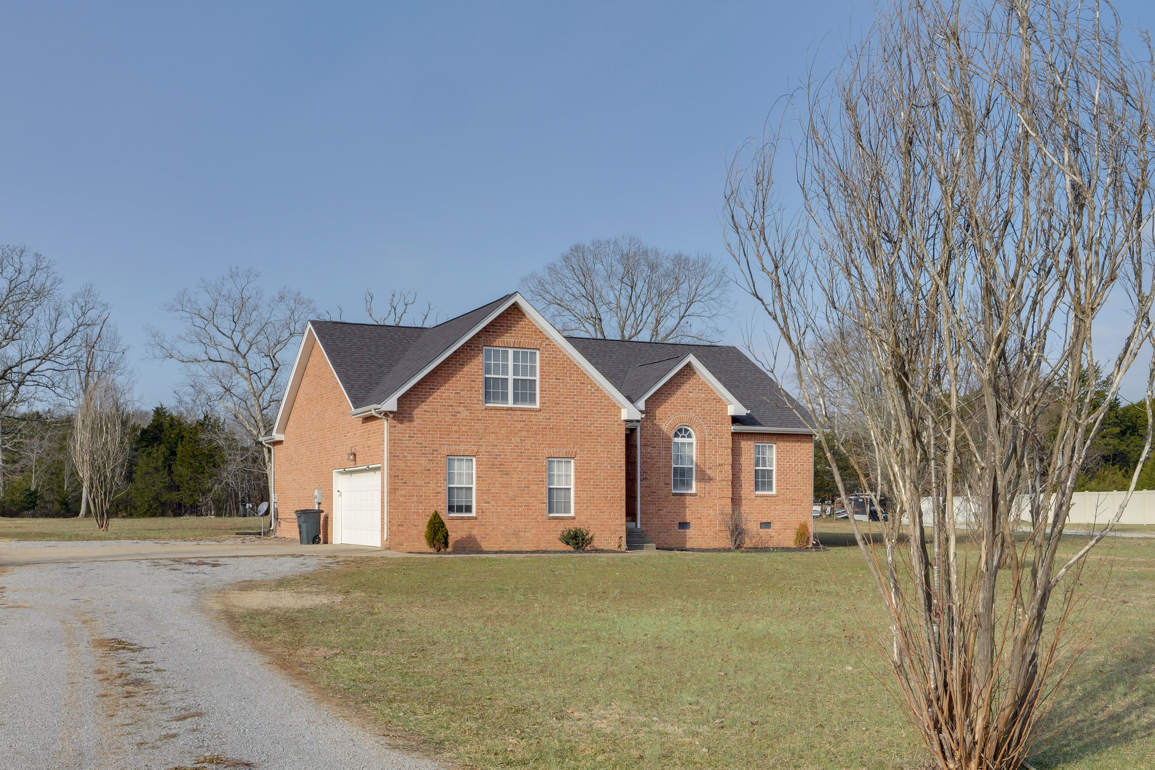 Parking | Gravel Driveway (6 Vehicles) | No Garage Access