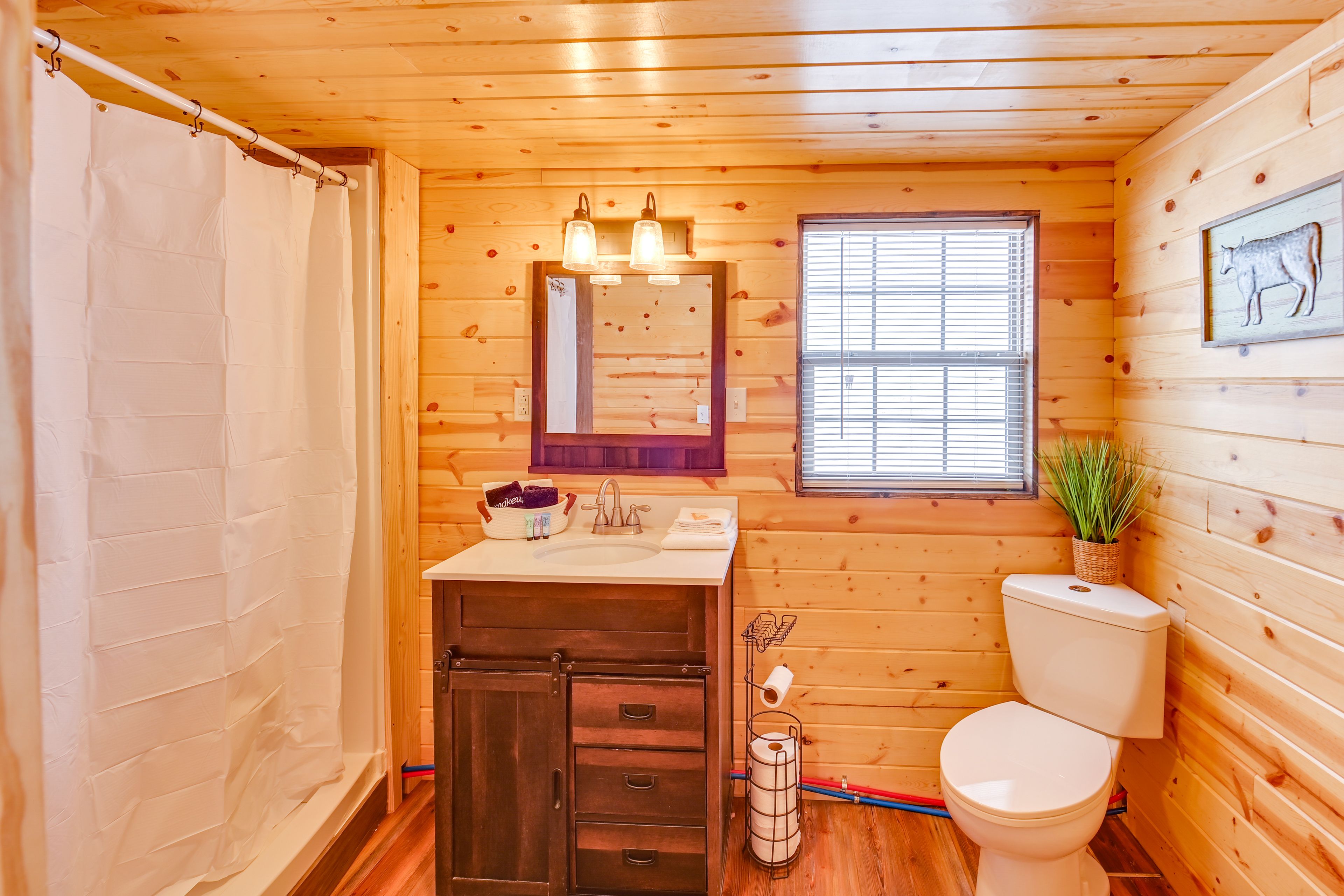 Full Bathroom | Towels Provided