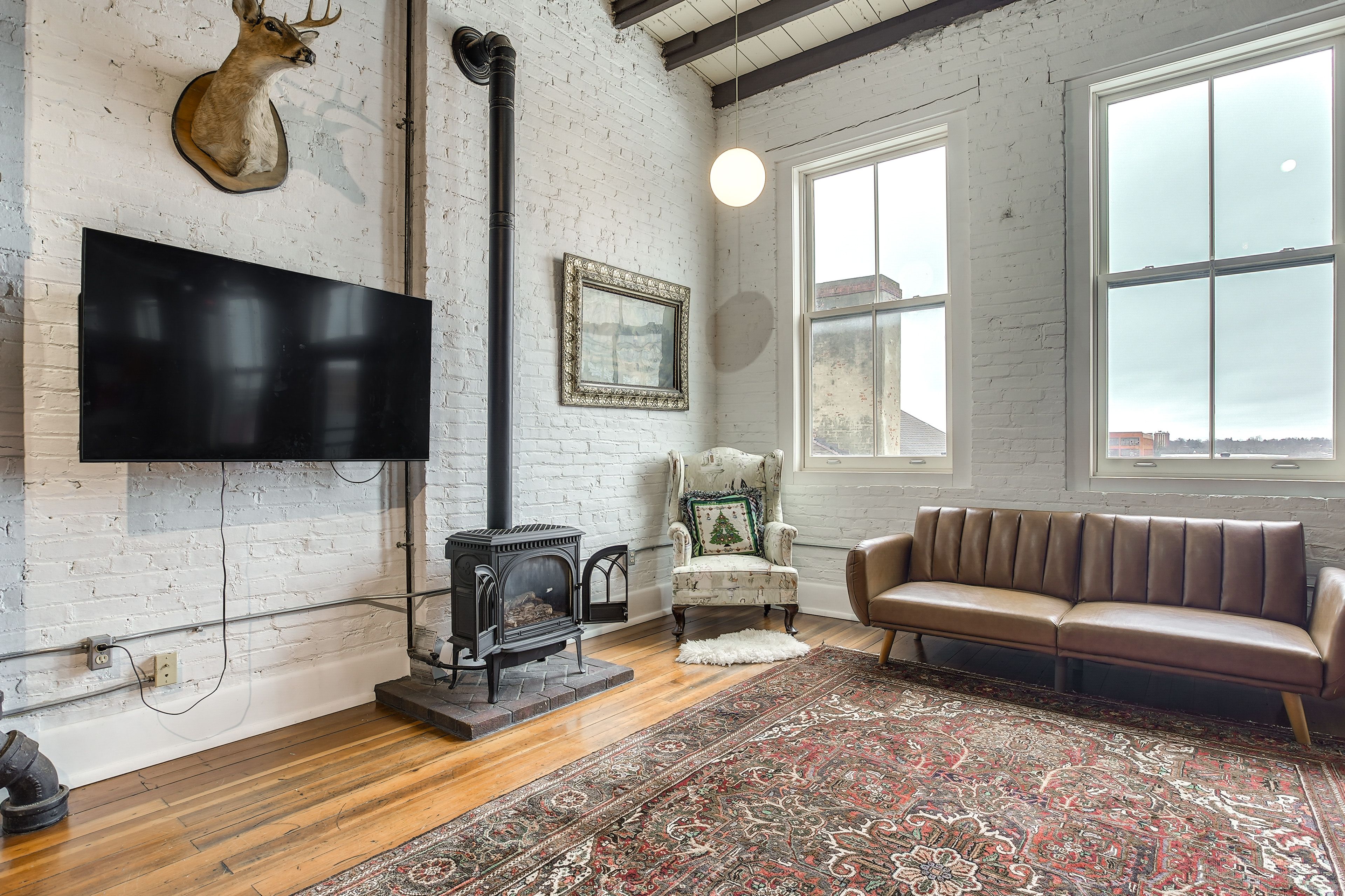Living Room | Free WiFi | Central A/C & Heat | Smart TV