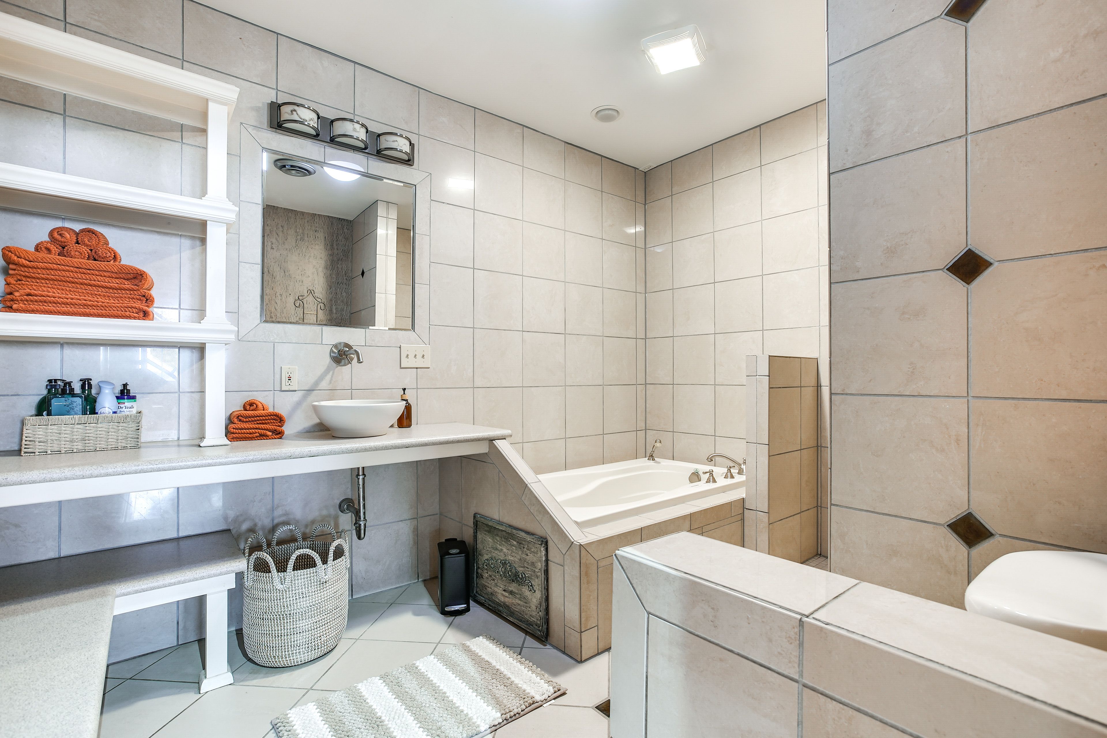 Full Bathroom | 2nd Floor
