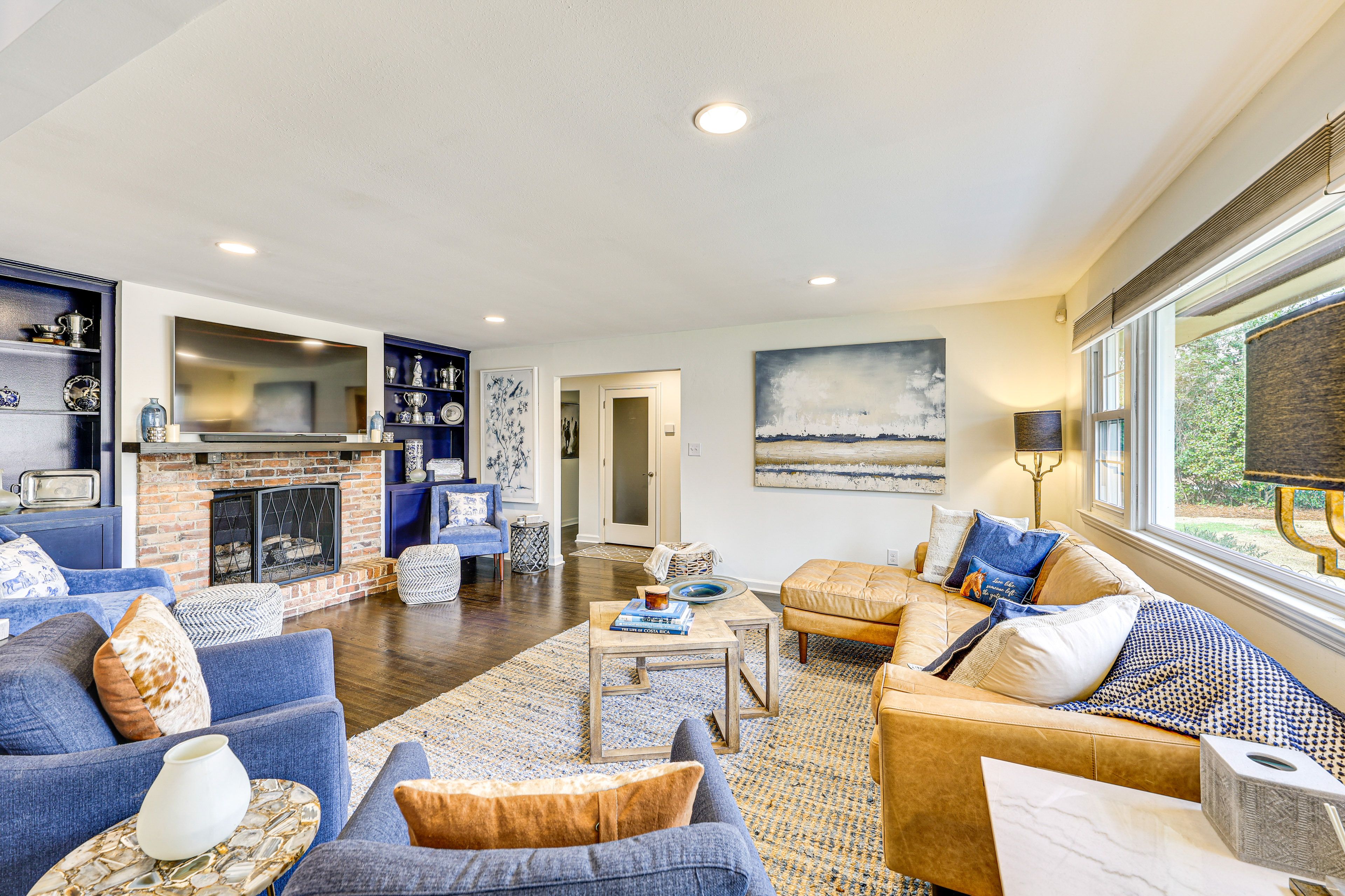 Living Room | Free WiFi | Central A/C & Heating | Smart TV