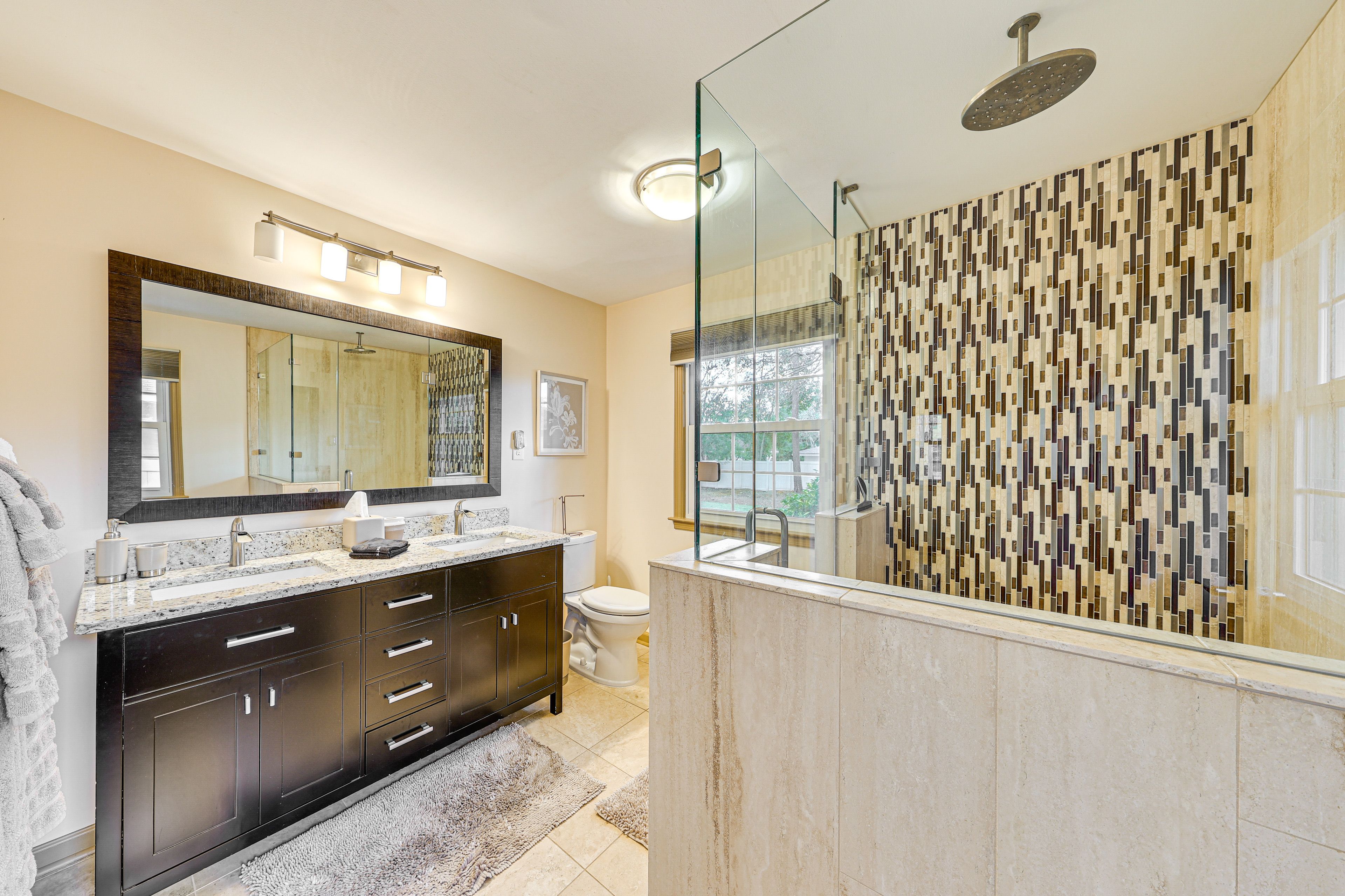Full Bathroom | Complimentary Toiletries