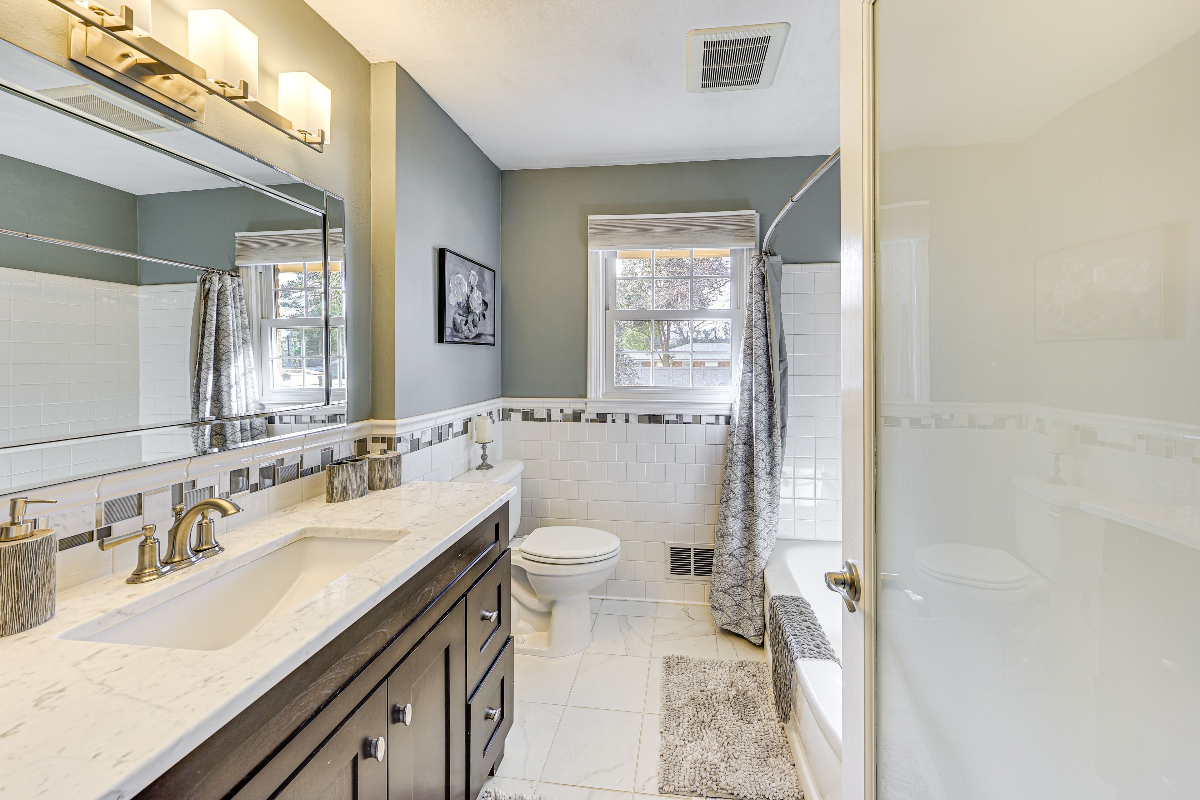 Full Bathroom | Towels Provided