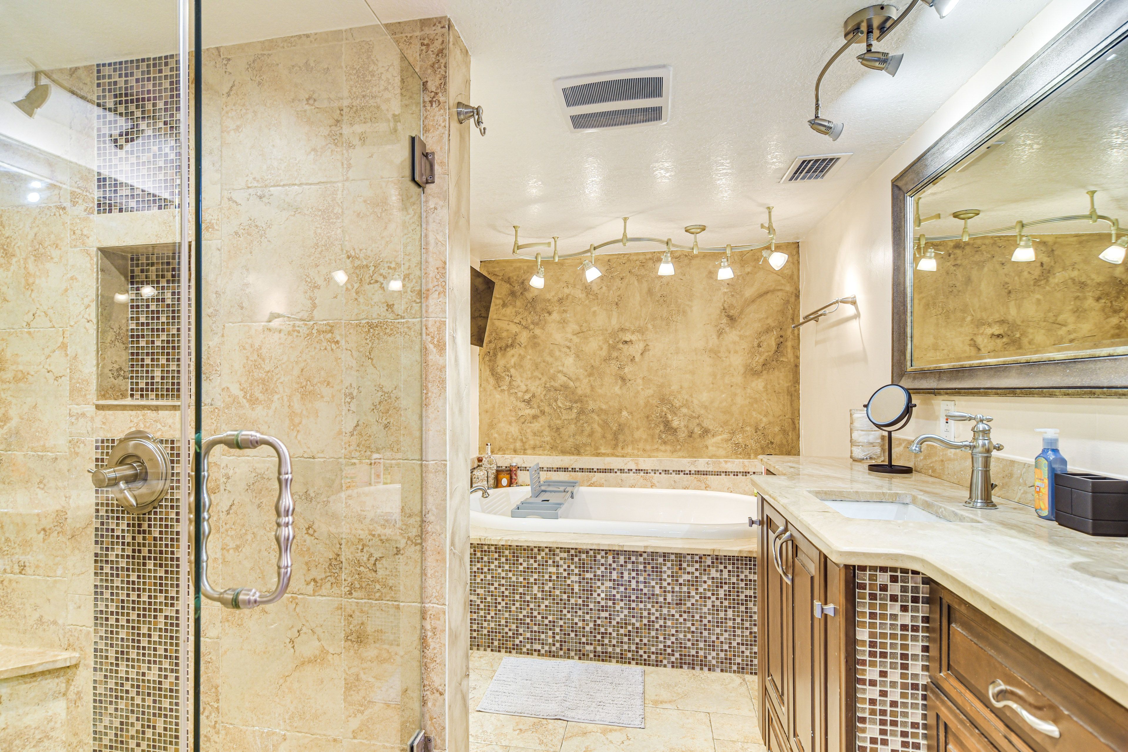 Full Bathroom | Complimentary Toiletries