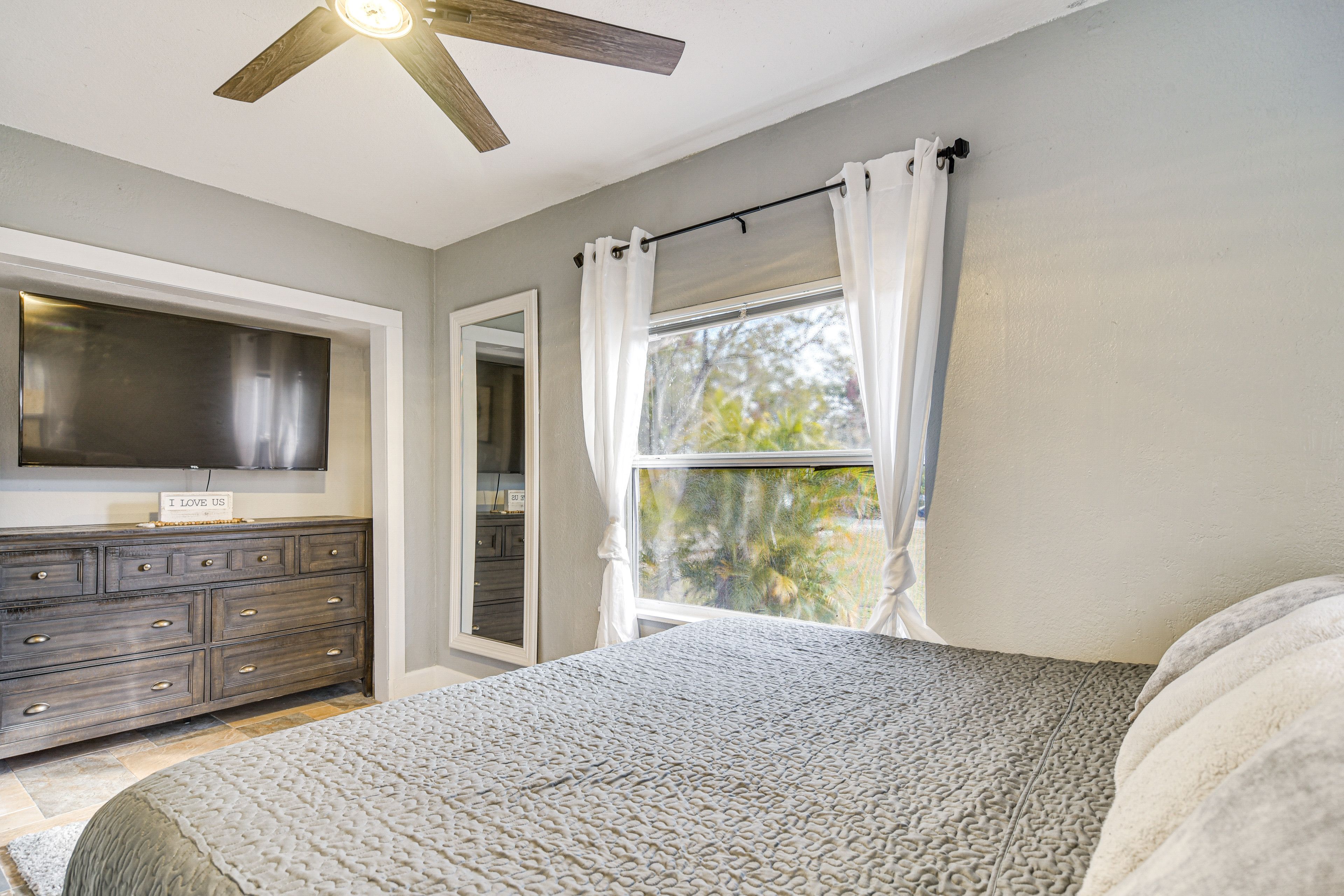 Bedroom 1 | King Bed