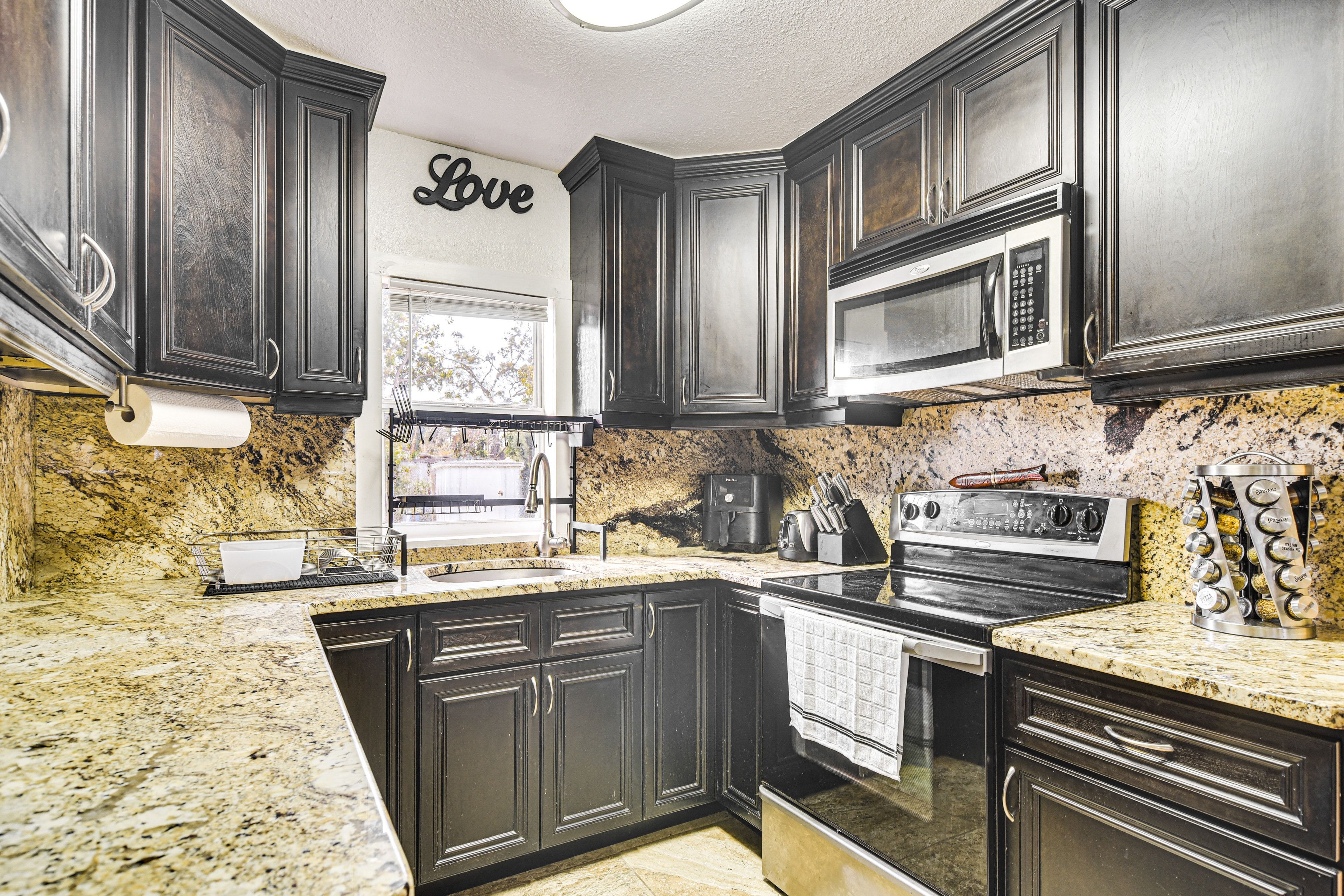 Kitchen | Single-Story Home | Free WiFi | Central A/C & Heating
