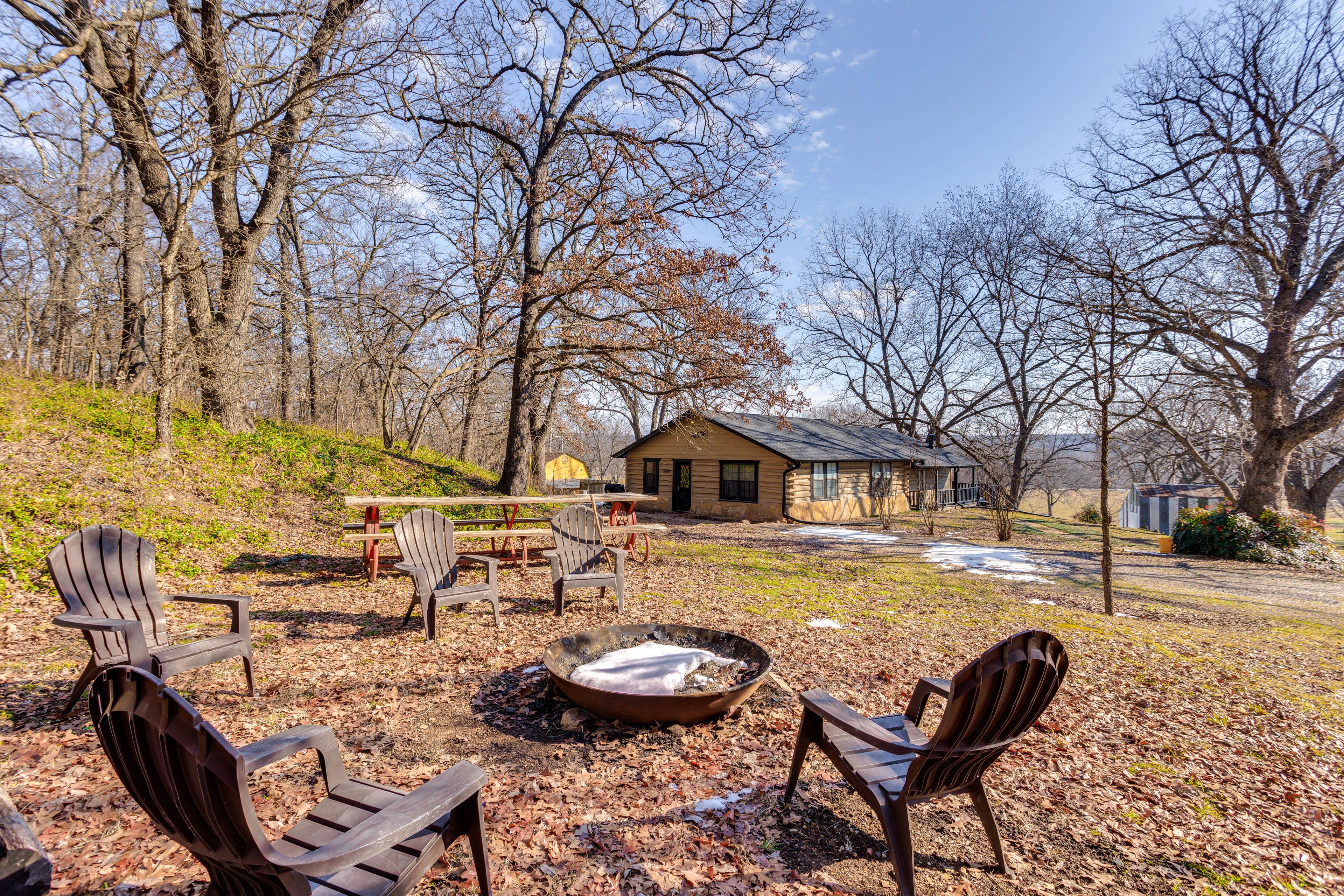 Sulphur Vacation Rental | 3BR | 2BA | Steps Required | 1,300 Sq Ft